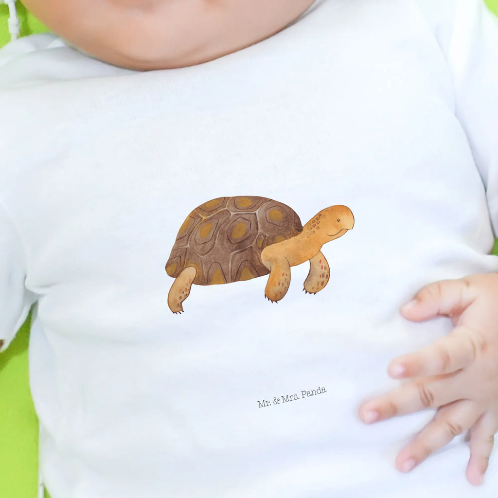 Organiczna koszulka dla niemowląt Żółw maszerować Baby Bio Shirt, Baby Kurzarmshirt, Baby Shirt, Baby Shirt Neutral, Baby Pullover, Baby Baumwollshirt, Baby Top, Baby Shirt Alltag, Baby Oberteil, Baby Shirt Pastell, Lustiges Baby Shirt, Baby Shirt Weiß, Baby Jerseyshirt, Baby Shirt Mit Motiv, Baby Shirt Klassisch, Baby Shirt Gestreift, Baby Hemd, Baby Shirt Junge, Baby T-Shirt, Baby Shirt Modern, Baby Shirt Geschenk, Baby Shirt Mit Spruch, Baby Shirt Unisex, Baby Shirt Grau, Baby Shirt Bunt, Baby Langarmshirt, Baby Shirt Zur Geburt, Süßes Baby Shirt, Baby Sweatshirt, Baby Shirt Mit Aufdruck, Baby Shirt Mädchen, Baby Shirt Erstausstattung, Urlaub, Meerestiere, Meer, Inspiration, Reiselust, Motivation, Abenteuer, Get Lost, Neustart, Lieblingsmensch, Schildkröte, Schildkröten