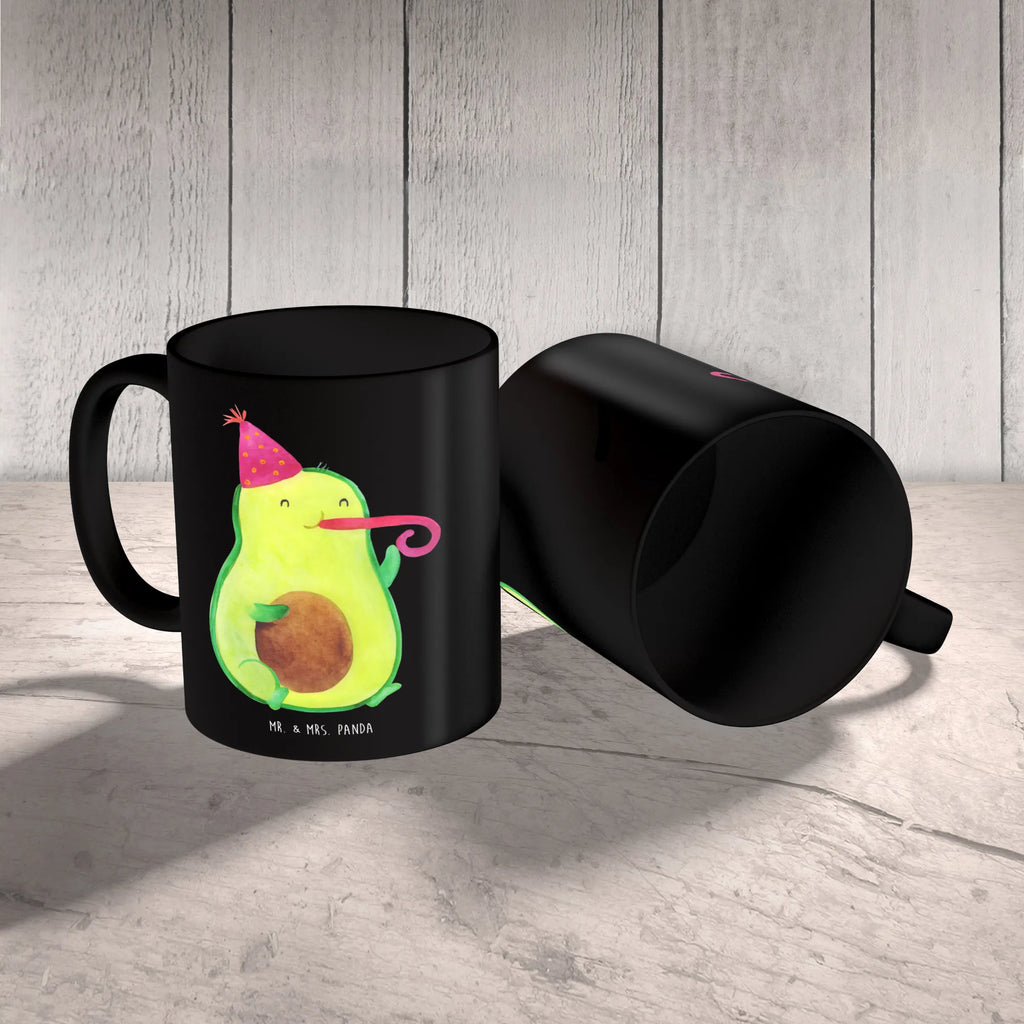 Mug avocado Celebration Henkeltasse, Henkelbecher, Kaffeebecher, Trinktasse, Bürobecher, Frühstückstasse, Mug, kaffeebecher keramik, kaffeetasse keramik, Kakaotasse, heißgetränkebecher, Tasse mit Motiv, Keramiktasse, Coffee Mug, Geschenktasse, Pott, tasse für kaffee, Kaffeepott, Bürotasse, haferl, schöne tasse, milchkaffeetasse, Tasse mit Spruch, kaffeetasse bedruckt, Becher, Tasse, tasse für büro, Trinkbecher, Designtasse, design tasse, Dekotasse, Teetasse, Motivtasse, Frühstücksbecher, Keramikbecher, Sprüchetasse, Kaffeetasse, Bedruckte Tasse, kaffeebecher bedruckt, Teebecher, statement tasse, hochwertige tasse, Teepott, Vegan, Avocado, Veggie, Gesund, Party, Feierlichkeit, Gute Laune, Geburtstag, Feier, Tröte, Fete