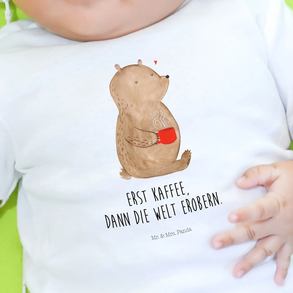 Organic Baby Shirt bear Coffee Baby Shirt Weiß, Baby Sweatshirt, Baby Pullover, Baby Shirt Modern, Baby Shirt Bunt, Baby Shirt Mädchen, Baby Shirt Alltag, Baby Shirt Mit Aufdruck, Baby Bio Shirt, Baby Shirt Gestreift, Baby Top, Baby T-Shirt, Lustiges Baby Shirt, Baby Shirt Zur Geburt, Baby Shirt Mit Spruch, Baby Shirt Erstausstattung, Baby Langarmshirt, Baby Shirt Geschenk, Baby Shirt, Baby Shirt Mit Motiv, Baby Shirt Neutral, Baby Shirt Unisex, Süßes Baby Shirt, Baby Shirt Klassisch, Baby Baumwollshirt, Baby Shirt Pastell, Baby Shirt Junge, Baby Jerseyshirt, Baby Oberteil, Baby Shirt Grau, Baby Kurzarmshirt, Baby Hemd, Teddy, Bär, Teddybär, Guten Morgen, Welt Erobern, Morgenroutine, Bären, Kaffee, Motivation, Coffee, Welt Retten