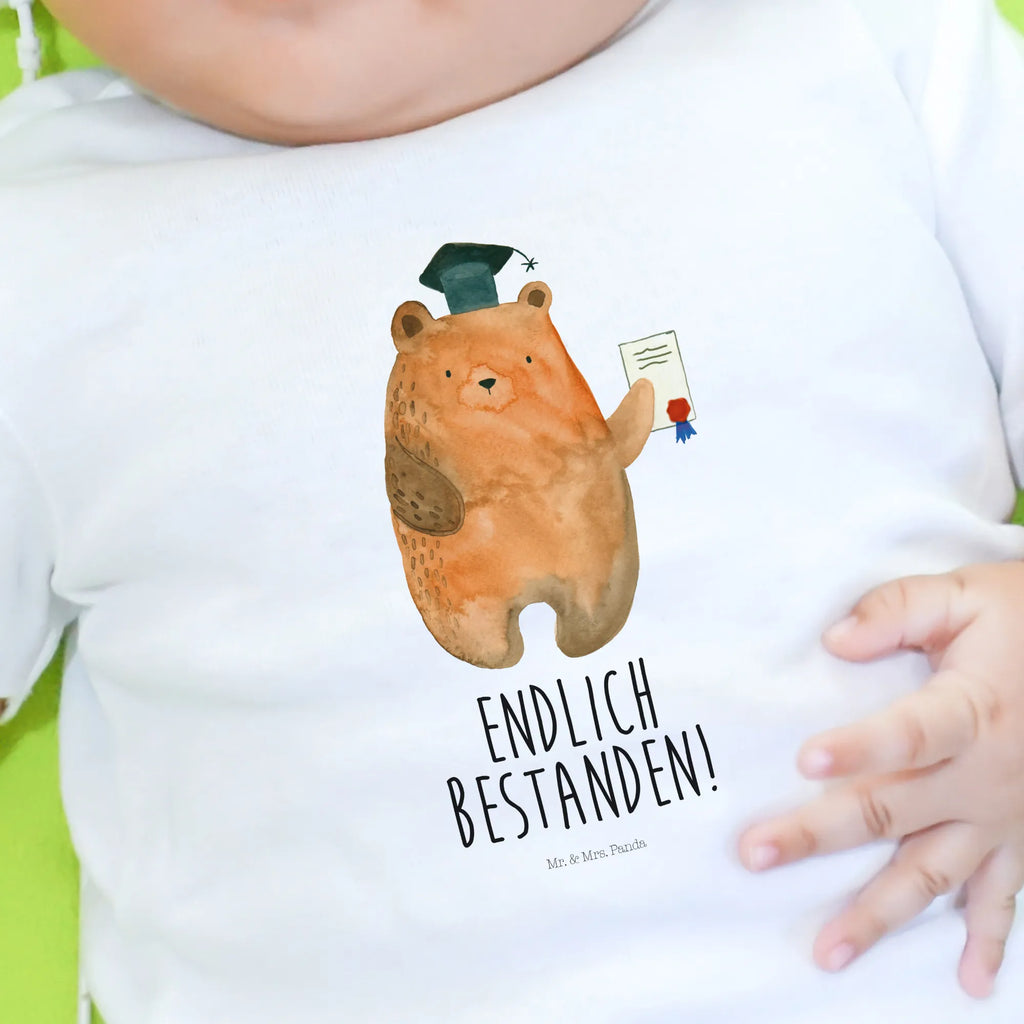 Organiczna koszulka dla niemowląt Niedźwiedź Egzamin Baby Oberteil, Baby Shirt Zur Geburt, Baby Shirt Mit Spruch, Baby Sweatshirt, Baby T-Shirt, Baby Shirt Modern, Baby Shirt Grau, Baby Shirt Alltag, Baby Shirt Klassisch, Baby Bio Shirt, Baby Baumwollshirt, Baby Shirt Mädchen, Baby Shirt Geschenk, Baby Shirt Bunt, Baby Jerseyshirt, Baby Shirt Gestreift, Baby Shirt Mit Aufdruck, Baby Shirt Pastell, Baby Shirt, Baby Kurzarmshirt, Baby Shirt Neutral, Baby Hemd, Baby Top, Baby Shirt Junge, Baby Shirt Erstausstattung, Baby Langarmshirt, Baby Pullover, Süßes Baby Shirt, Baby Shirt Mit Motiv, Baby Shirt Weiß, Lustiges Baby Shirt, Baby Shirt Unisex, Teddy, Bär, Teddybär, Abitur, Prüfungen, Abschluss, Abschlusszeugnis, Prüfung Bestanden, Zeugnis