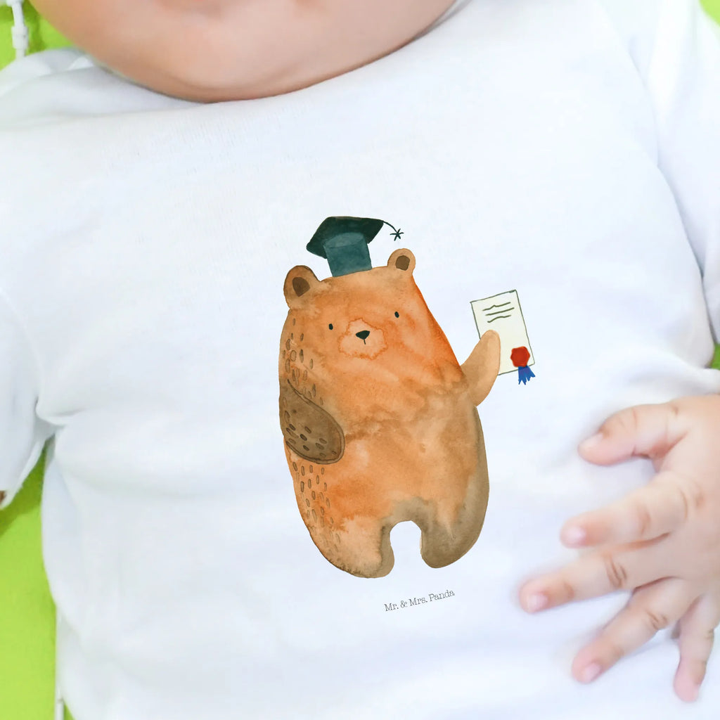 Organiczna koszulka dla niemowląt Niedźwiedź Egzamin Baby Oberteil, Baby Shirt Zur Geburt, Baby Shirt Mit Spruch, Baby Sweatshirt, Baby T-Shirt, Baby Shirt Modern, Baby Shirt Grau, Baby Shirt Alltag, Baby Shirt Klassisch, Baby Bio Shirt, Baby Baumwollshirt, Baby Shirt Mädchen, Baby Shirt Geschenk, Baby Shirt Bunt, Baby Jerseyshirt, Baby Shirt Gestreift, Baby Shirt Mit Aufdruck, Baby Shirt Pastell, Baby Shirt, Baby Kurzarmshirt, Baby Shirt Neutral, Baby Hemd, Baby Top, Baby Shirt Junge, Baby Shirt Erstausstattung, Baby Langarmshirt, Baby Pullover, Süßes Baby Shirt, Baby Shirt Mit Motiv, Baby Shirt Weiß, Lustiges Baby Shirt, Baby Shirt Unisex, Teddy, Bär, Teddybär, Abitur, Prüfungen, Abschluss, Abschlusszeugnis, Prüfung Bestanden, Zeugnis