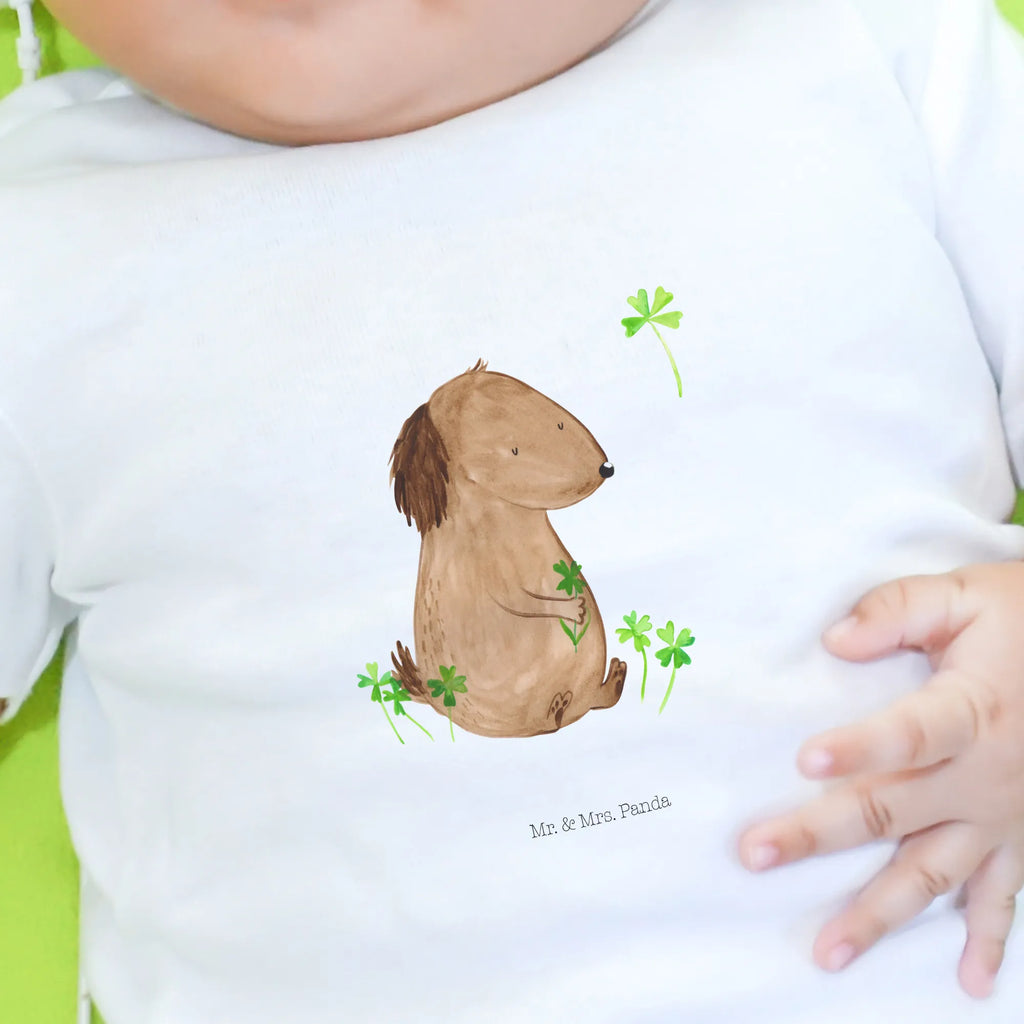Organiczna koszulka dla niemowląt pies koniczyna Baby Hemd, Baby Shirt, Süßes Baby Shirt, Baby Shirt Erstausstattung, Baby Shirt Mädchen, Baby Shirt Weiß, Baby Shirt Bunt, Baby Top, Baby Shirt Alltag, Baby Shirt Mit Motiv, Baby T-Shirt, Baby Pullover, Baby Sweatshirt, Baby Shirt Unisex, Lustiges Baby Shirt, Baby Shirt Geschenk, Baby Baumwollshirt, Baby Bio Shirt, Baby Shirt Junge, Baby Kurzarmshirt, Baby Oberteil, Baby Shirt Mit Aufdruck, Baby Shirt Neutral, Baby Shirt Pastell, Baby Shirt Gestreift, Baby Langarmshirt, Baby Shirt Zur Geburt, Baby Shirt Klassisch, Baby Shirt Modern, Baby Jerseyshirt, Baby Shirt Grau, Baby Shirt Mit Spruch, Haustier, Tierliebhaber, Hund, Sprüche, Hunderasse, Hundebesitzer, Hundemotiv, Glücksbringer, Achtsamkeit, Glück, Neuanfang, Geschenk, Selbstliebe, Kleeblatt, Motivation, Tagträume