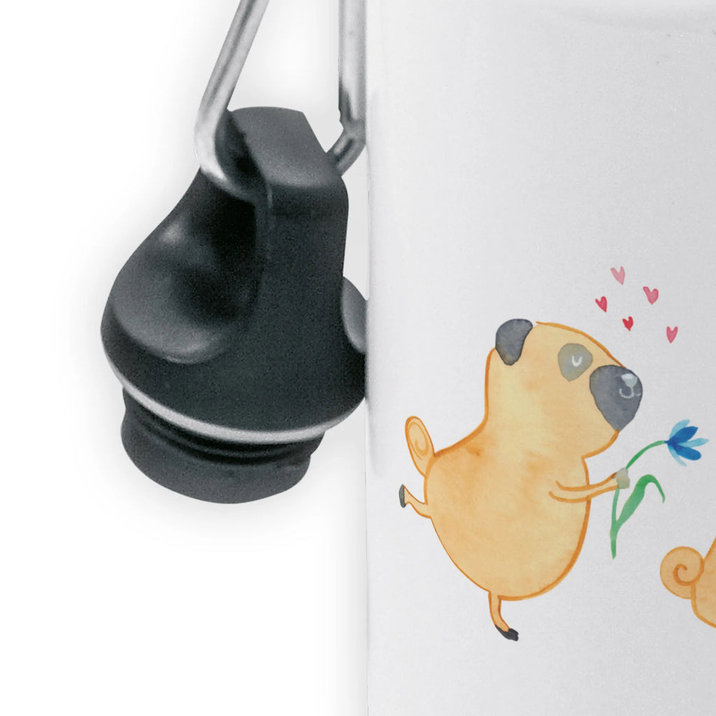 Kids drinks bottle pug In love Thermo Trinkflasche Doppelwandig, Trinkflasche Mit Filter, Umweltfreundliche Trinkflasche, Trinkflasche Für Alltag, Aluminium Trinkflasche, Fahrradflasche, Trinkflasche Für Unterwegs, Trinkflasche, Glas Trinkflasche, Fitnessflasche, Wasserflasche, Trinkflasche Für Fahrrad, Kunststoff Trinkflasche, Trinkflasche Für Schule, Thermoflasche, Trinkflasche Mit Strohhalm, Trinkflasche Für Kinder, Wiederverwendbare Flasche, Leichte Flasche, Trinkflasche Für Reisen, Trinkflasche Für Erwachsene, Trinkflasche Für Wandern, Thermosflasche, Flasche To Go, Nachhaltige Trinkflasche, Flasche Mit Deckel, Edelstahl Trinkflasche, Trinkflasche Für Herren, Trinkbehälter, Getränkeflasche, Sportflasche, Auslaufsichere Trinkflasche, Trinkflasche Für Damen, Trinkflasche Für Büro, Spülmaschinenfeste Trinkflasche, Isolierflasche, BPA-freie Flasche, Borosilikatglas Trinkflasche, Outdoorflasche, Hund, Hundemotiv, Haustier, Hunderasse, Tierliebhaber, Hundebesitzer, Sprüche, Liebe, Mops, Geschenk Freund, Liebesspruch. Verlobt, Partner, Hundeliebe, verliebt, Möpse