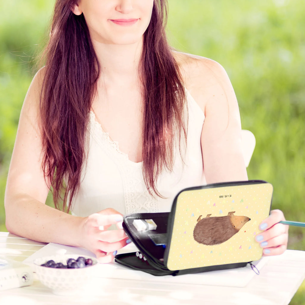 Leather folder Hedgehog hearts Federmappe Set, Schulmäppchen, Federtasche, Stifteetui, Farbstiftetui, Schreibmappe, Federmäppchen, Zeichenetui, Buntstiftetui, Stiftetasche, Stiftebeutel, Schuletui, Buntstiftmäppchen, Schlampermäppchen, Bleistift Etui, Schreibetui, Stifte Etui, Etui für Stifte, Bleistiftetui, Mäppchen, Stiftemappe, Malmappe, Schüleretui, Lustige Sprüche, Tiere, Tiermotive, Gute Laune, Leben, Igel, Kuss, Vertrauen, Herzen, Herz, Liebe