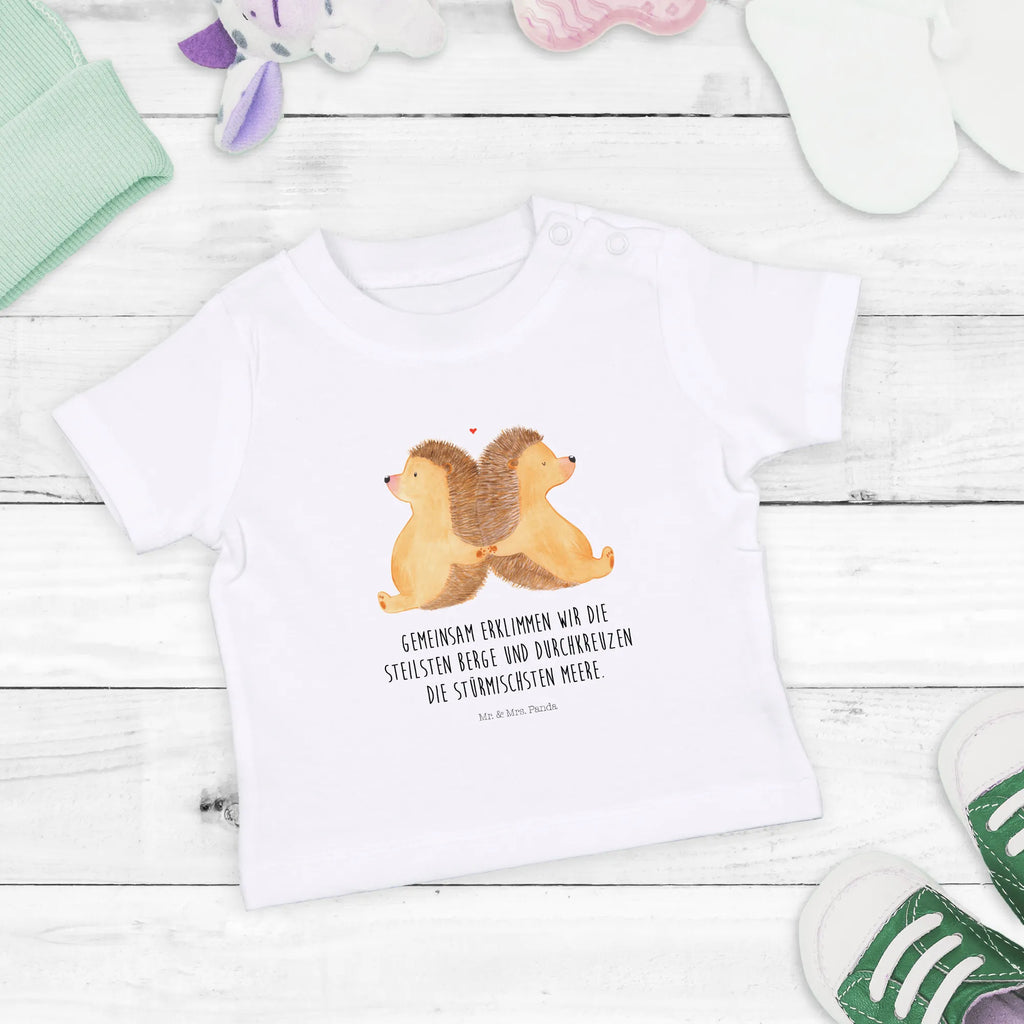 Organiczna koszulka dla niemowląt Jeże trzymające się za łapki Baby Jerseyshirt, Baby Pullover, Süßes Baby Shirt, Baby Top, Baby Shirt Erstausstattung, Baby Kurzarmshirt, Baby Shirt Mädchen, Baby Baumwollshirt, Baby Shirt Modern, Baby Shirt Neutral, Baby Shirt Bunt, Baby Shirt Gestreift, Baby Shirt Alltag, Baby T-Shirt, Baby Shirt, Lustiges Baby Shirt, Baby Shirt Zur Geburt, Baby Shirt Junge, Baby Shirt Unisex, Baby Shirt Pastell, Baby Hemd, Baby Shirt Grau, Baby Shirt Geschenk, Baby Shirt Mit Motiv, Baby Sweatshirt, Baby Shirt Mit Spruch, Baby Shirt Mit Aufdruck, Baby Bio Shirt, Baby Oberteil, Baby Langarmshirt, Baby Shirt Weiß, Baby Shirt Klassisch, Partner, Verlobung, Ehefrau, Freundin, Heiraten, Freund, Heiratsantrag, Liebe, Hocheitstag, Liebesgeschenk, Ehemann, Jahrestag, Igel, Love, Igelliebe, Gemeinsamkeit, Große Liebe, Geschenk für Zwei, Hochzeit, Lieblingsmensch, Liebesbotschaft, Liebesbeweis, Hand in Hand