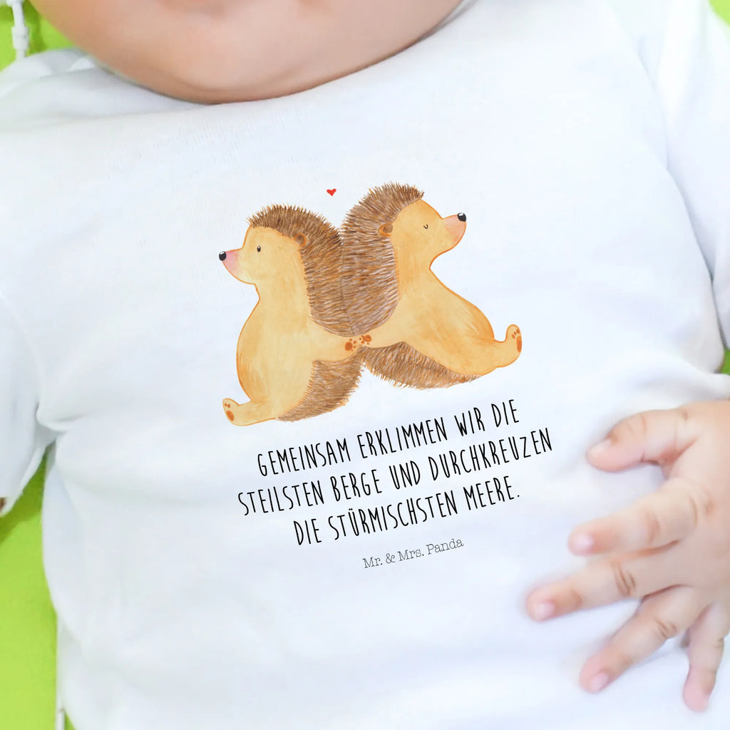 Organiczna koszulka dla niemowląt Jeże trzymające się za łapki Baby Jerseyshirt, Baby Pullover, Süßes Baby Shirt, Baby Top, Baby Shirt Erstausstattung, Baby Kurzarmshirt, Baby Shirt Mädchen, Baby Baumwollshirt, Baby Shirt Modern, Baby Shirt Neutral, Baby Shirt Bunt, Baby Shirt Gestreift, Baby Shirt Alltag, Baby T-Shirt, Baby Shirt, Lustiges Baby Shirt, Baby Shirt Zur Geburt, Baby Shirt Junge, Baby Shirt Unisex, Baby Shirt Pastell, Baby Hemd, Baby Shirt Grau, Baby Shirt Geschenk, Baby Shirt Mit Motiv, Baby Sweatshirt, Baby Shirt Mit Spruch, Baby Shirt Mit Aufdruck, Baby Bio Shirt, Baby Oberteil, Baby Langarmshirt, Baby Shirt Weiß, Baby Shirt Klassisch, Partner, Verlobung, Ehefrau, Freundin, Heiraten, Freund, Heiratsantrag, Liebe, Hocheitstag, Liebesgeschenk, Ehemann, Jahrestag, Igel, Love, Igelliebe, Gemeinsamkeit, Große Liebe, Geschenk für Zwei, Hochzeit, Lieblingsmensch, Liebesbotschaft, Liebesbeweis, Hand in Hand
