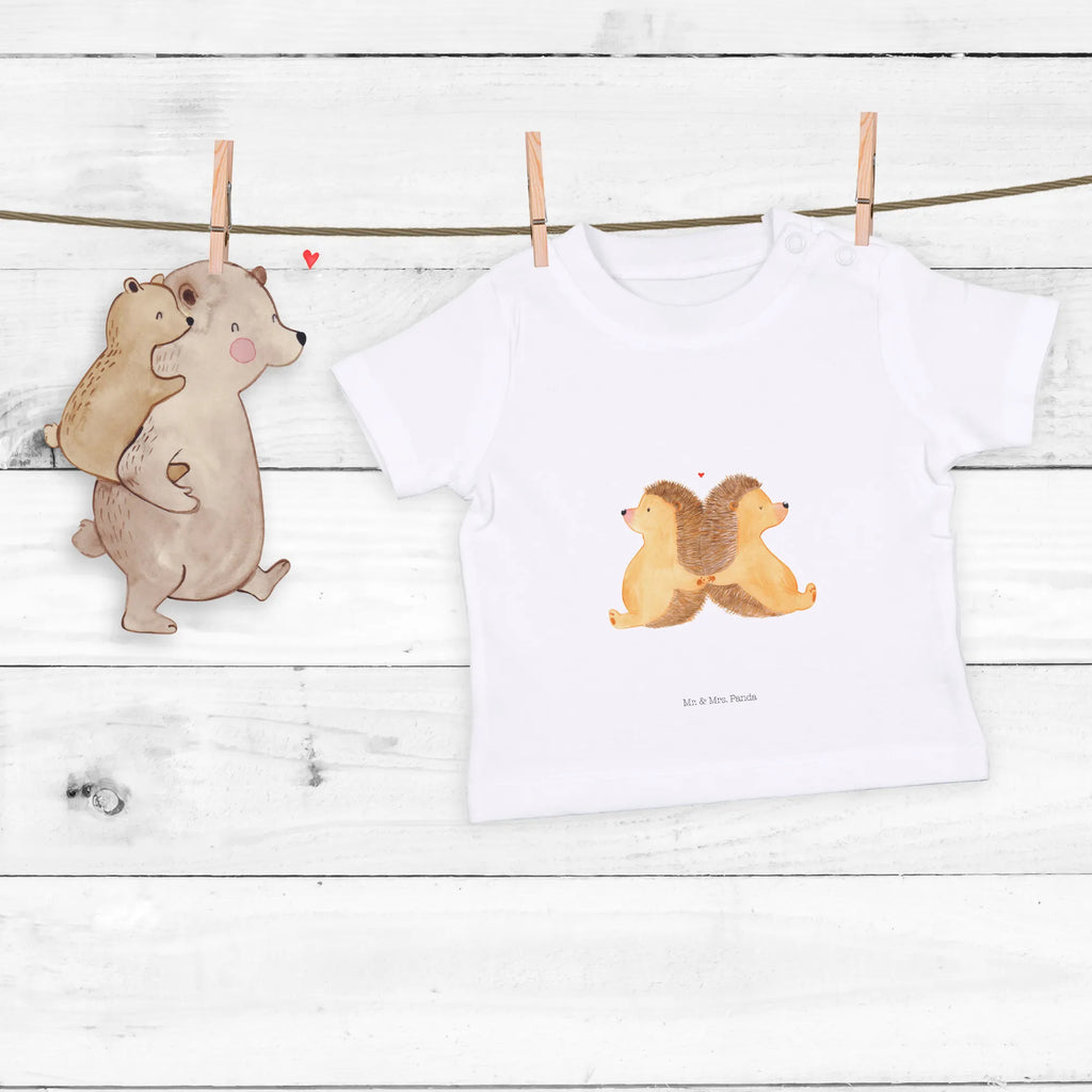Organiczna koszulka dla niemowląt Jeże trzymające się za łapki Baby Jerseyshirt, Baby Pullover, Süßes Baby Shirt, Baby Top, Baby Shirt Erstausstattung, Baby Kurzarmshirt, Baby Shirt Mädchen, Baby Baumwollshirt, Baby Shirt Modern, Baby Shirt Neutral, Baby Shirt Bunt, Baby Shirt Gestreift, Baby Shirt Alltag, Baby T-Shirt, Baby Shirt, Lustiges Baby Shirt, Baby Shirt Zur Geburt, Baby Shirt Junge, Baby Shirt Unisex, Baby Shirt Pastell, Baby Hemd, Baby Shirt Grau, Baby Shirt Geschenk, Baby Shirt Mit Motiv, Baby Sweatshirt, Baby Shirt Mit Spruch, Baby Shirt Mit Aufdruck, Baby Bio Shirt, Baby Oberteil, Baby Langarmshirt, Baby Shirt Weiß, Baby Shirt Klassisch, Partner, Verlobung, Ehefrau, Freundin, Heiraten, Freund, Heiratsantrag, Liebe, Hocheitstag, Liebesgeschenk, Ehemann, Jahrestag, Igel, Love, Igelliebe, Gemeinsamkeit, Große Liebe, Geschenk für Zwei, Hochzeit, Lieblingsmensch, Liebesbotschaft, Liebesbeweis, Hand in Hand
