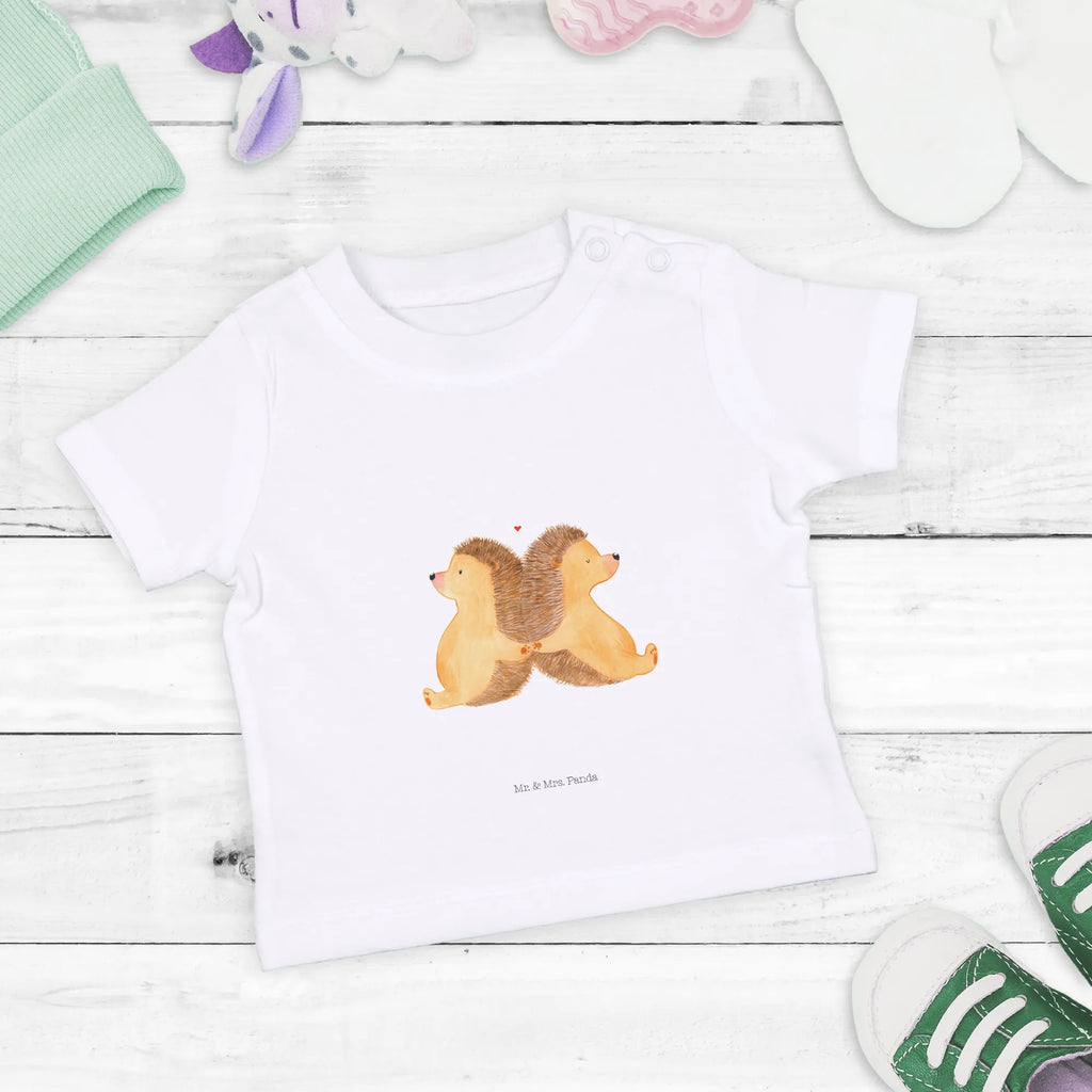 Organiczna koszulka dla niemowląt Jeże trzymające się za łapki Baby Jerseyshirt, Baby Pullover, Süßes Baby Shirt, Baby Top, Baby Shirt Erstausstattung, Baby Kurzarmshirt, Baby Shirt Mädchen, Baby Baumwollshirt, Baby Shirt Modern, Baby Shirt Neutral, Baby Shirt Bunt, Baby Shirt Gestreift, Baby Shirt Alltag, Baby T-Shirt, Baby Shirt, Lustiges Baby Shirt, Baby Shirt Zur Geburt, Baby Shirt Junge, Baby Shirt Unisex, Baby Shirt Pastell, Baby Hemd, Baby Shirt Grau, Baby Shirt Geschenk, Baby Shirt Mit Motiv, Baby Sweatshirt, Baby Shirt Mit Spruch, Baby Shirt Mit Aufdruck, Baby Bio Shirt, Baby Oberteil, Baby Langarmshirt, Baby Shirt Weiß, Baby Shirt Klassisch, Partner, Verlobung, Ehefrau, Freundin, Heiraten, Freund, Heiratsantrag, Liebe, Hocheitstag, Liebesgeschenk, Ehemann, Jahrestag, Igel, Love, Igelliebe, Gemeinsamkeit, Große Liebe, Geschenk für Zwei, Hochzeit, Lieblingsmensch, Liebesbotschaft, Liebesbeweis, Hand in Hand