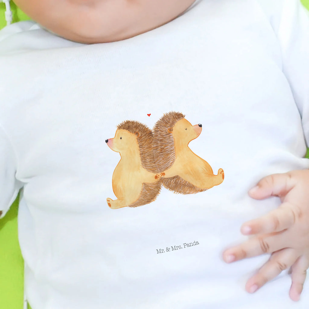 Organiczna koszulka dla niemowląt Jeże trzymające się za łapki Baby Jerseyshirt, Baby Pullover, Süßes Baby Shirt, Baby Top, Baby Shirt Erstausstattung, Baby Kurzarmshirt, Baby Shirt Mädchen, Baby Baumwollshirt, Baby Shirt Modern, Baby Shirt Neutral, Baby Shirt Bunt, Baby Shirt Gestreift, Baby Shirt Alltag, Baby T-Shirt, Baby Shirt, Lustiges Baby Shirt, Baby Shirt Zur Geburt, Baby Shirt Junge, Baby Shirt Unisex, Baby Shirt Pastell, Baby Hemd, Baby Shirt Grau, Baby Shirt Geschenk, Baby Shirt Mit Motiv, Baby Sweatshirt, Baby Shirt Mit Spruch, Baby Shirt Mit Aufdruck, Baby Bio Shirt, Baby Oberteil, Baby Langarmshirt, Baby Shirt Weiß, Baby Shirt Klassisch, Partner, Verlobung, Ehefrau, Freundin, Heiraten, Freund, Heiratsantrag, Liebe, Hocheitstag, Liebesgeschenk, Ehemann, Jahrestag, Igel, Love, Igelliebe, Gemeinsamkeit, Große Liebe, Geschenk für Zwei, Hochzeit, Lieblingsmensch, Liebesbotschaft, Liebesbeweis, Hand in Hand