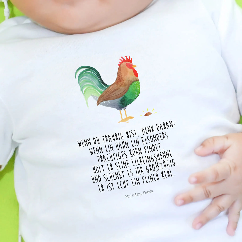 Organiczna koszulka dla niemowląt kogut ziarno Baby Shirt Mädchen, Baby Shirt, Baby Shirt Mit Aufdruck, Baby Shirt Erstausstattung, Baby Baumwollshirt, Baby Bio Shirt, Baby Shirt Weiß, Baby Jerseyshirt, Baby Shirt Grau, Baby Shirt Pastell, Baby Oberteil, Baby Hemd, Baby Langarmshirt, Baby T-Shirt, Baby Shirt Mit Motiv, Baby Sweatshirt, Baby Shirt Mit Spruch, Süßes Baby Shirt, Lustiges Baby Shirt, Baby Shirt Alltag, Baby Shirt Junge, Baby Shirt Unisex, Baby Shirt Bunt, Baby Shirt Neutral, Baby Top, Baby Pullover, Baby Shirt Gestreift, Baby Shirt Modern, Baby Shirt Geschenk, Baby Kurzarmshirt, Baby Shirt Klassisch, Baby Shirt Zur Geburt, Landwirtin, Bauernhof, Hoftiere, Landwirt, Hahn, Eier, Korn, Natur, Henne