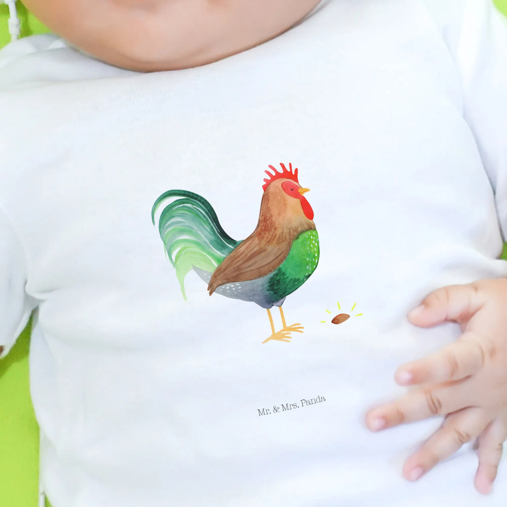Organiczna koszulka dla niemowląt kogut ziarno Baby Shirt Mädchen, Baby Shirt, Baby Shirt Mit Aufdruck, Baby Shirt Erstausstattung, Baby Baumwollshirt, Baby Bio Shirt, Baby Shirt Weiß, Baby Jerseyshirt, Baby Shirt Grau, Baby Shirt Pastell, Baby Oberteil, Baby Hemd, Baby Langarmshirt, Baby T-Shirt, Baby Shirt Mit Motiv, Baby Sweatshirt, Baby Shirt Mit Spruch, Süßes Baby Shirt, Lustiges Baby Shirt, Baby Shirt Alltag, Baby Shirt Junge, Baby Shirt Unisex, Baby Shirt Bunt, Baby Shirt Neutral, Baby Top, Baby Pullover, Baby Shirt Gestreift, Baby Shirt Modern, Baby Shirt Geschenk, Baby Kurzarmshirt, Baby Shirt Klassisch, Baby Shirt Zur Geburt, Landwirtin, Bauernhof, Hoftiere, Landwirt, Hahn, Eier, Korn, Natur, Henne