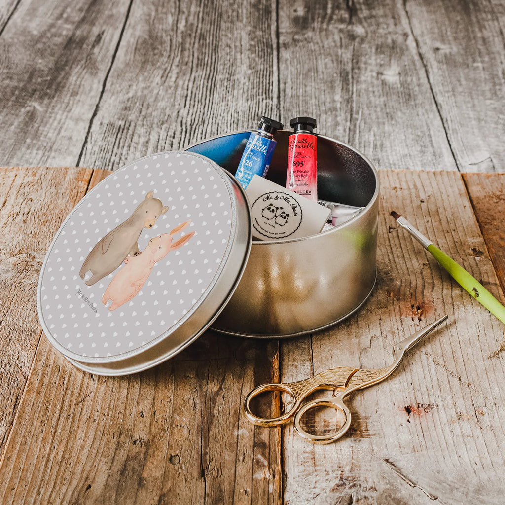 Round tin bear and rabbit Embrace runddose, Geschenkdose, runde dosen, Dose, Blechdose Rund, Metalldose, runddosen, gebäckdose, metalldosen, Aufbewahrungsdosen, Vorratsdosen, runde blechdosen, Metalldose Rund, geschenkdosen, Metallbox, blechdosen, gebäckdosen, Aufbewahrungsdose, dosen, metallboxen, Keksdose, Runde Blechdose, plätzchendosen, Vorratsdose, Aufbewahrungsbox, Blechdose, runde keksdosen, runde keksdose, keksdosen, Runde Dose, plätzchendose, Freundin, Freund, Liebe, Liebesgeschenk, Jahrestag, Verlobung, Partner, Ehemann, Ehefrau, Heiraten, Heiratsantrag, Hocheitstag, Bär, Bärchen, Best Friends, Hase, Freunde, Bester Freund