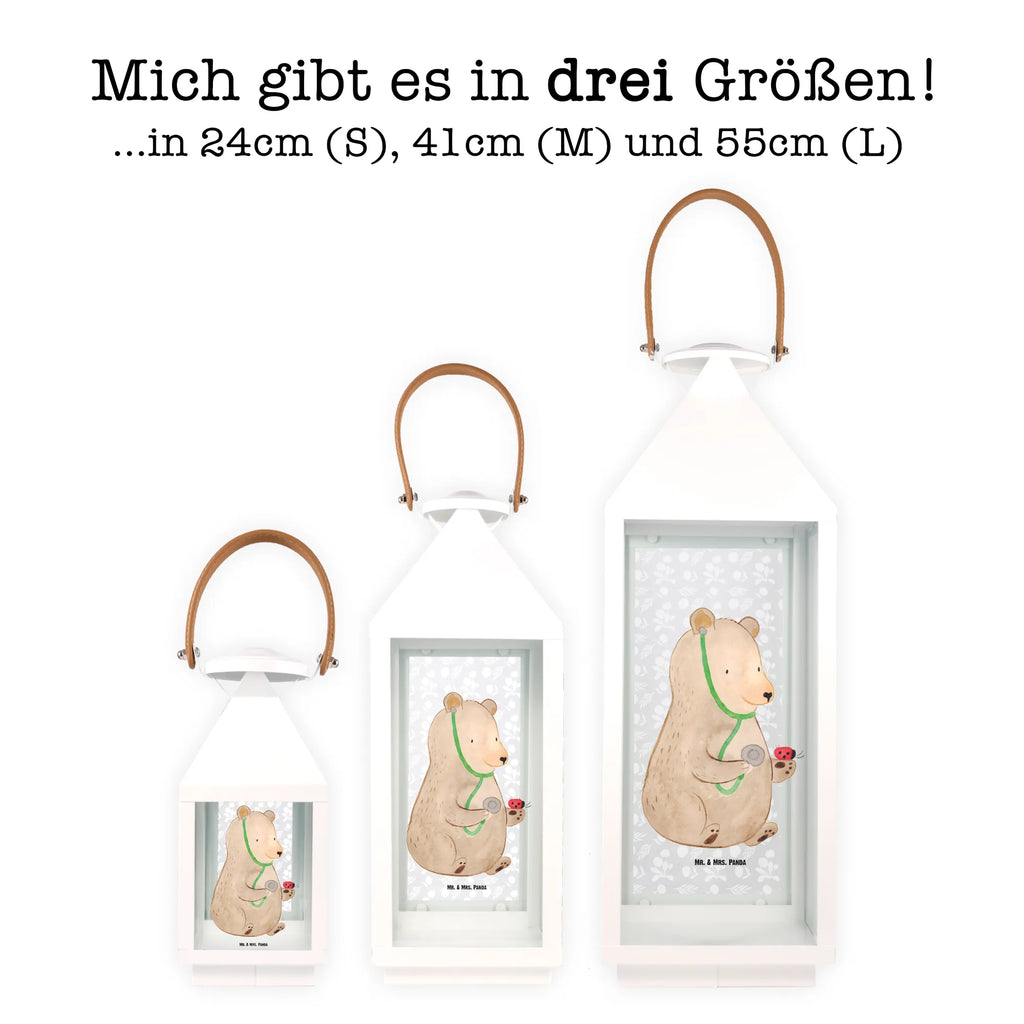 Deko Laterne Bär Arzt Deko Laterne, Windlichtlaterne, Laterne Mit Blumenmotiv, Holzlaterne, Laterne XXL, Laternenlicht, Laterne Mit Spiegelglas, Laterne Mit Motiv, Dekolaterne, Laterne Pastellfarben, Teelichthalter Laterne, Lichterlaterne, Windlicht, Laterne Klassisch, Kerzenlaterne, Laterne Deko, Laterne Zum Stellen, Laterne Wind- und Wetterfest, Laterne Minimalistisch, Laternenwindlicht, Leuchten, LED-Laterne, Laterne Skandinavisch, Terrasse-Laterne, Outdoor-Laterne, Lichterkettenlaterne, Laterne Shabby Chic, Glaslaterne, Laterne Spülmaschinenfest (Glas), Laterne Rustikal, Innenraum-Laterne, Laterne Beleuchtet, Laterne Orientalisch, Laterne Modern, Hängelaterne Deko, Laterne Mit Griff, Laterne Mit Sternenmuster, Metall Laterne, Laterne Mit Muster, Tischlaterne, Hängeleuchte, Laterne Weiß, Laterne Klein, Laterne Zum Hängen, Laterne Landhausstil, Laterne Romantisch, Laternen-Set, Laterne Maritim, Laterne Vintage, Metalllaterne, Bär, Teddy, Teddybär, Doktorin, Doktor, Ärztin, Professorin, Professor, Arzt