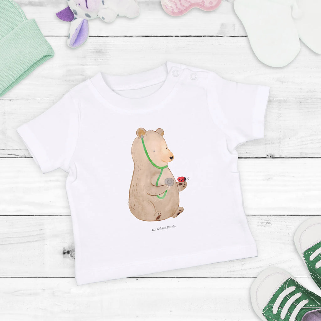 Organiczna koszulka dla niemowląt niedźwiedź lekarz Baby Shirt Modern, Baby Top, Baby T-Shirt, Baby Shirt Mit Aufdruck, Baby Shirt Junge, Baby Shirt Erstausstattung, Baby Shirt Mit Spruch, Baby Jerseyshirt, Baby Kurzarmshirt, Baby Shirt Klassisch, Baby Shirt Alltag, Baby Langarmshirt, Baby Shirt, Baby Shirt Geschenk, Baby Sweatshirt, Baby Pullover, Baby Shirt Gestreift, Baby Baumwollshirt, Baby Shirt Zur Geburt, Lustiges Baby Shirt, Süßes Baby Shirt, Baby Hemd, Baby Shirt Unisex, Baby Shirt Mit Motiv, Baby Shirt Pastell, Baby Shirt Bunt, Baby Oberteil, Baby Shirt Mädchen, Baby Shirt Weiß, Baby Bio Shirt, Baby Shirt Grau, Baby Shirt Neutral, Bär, Teddy, Teddybär, Doktorin, Professor, Ärztin, Arzt, Professorin, Doktor
