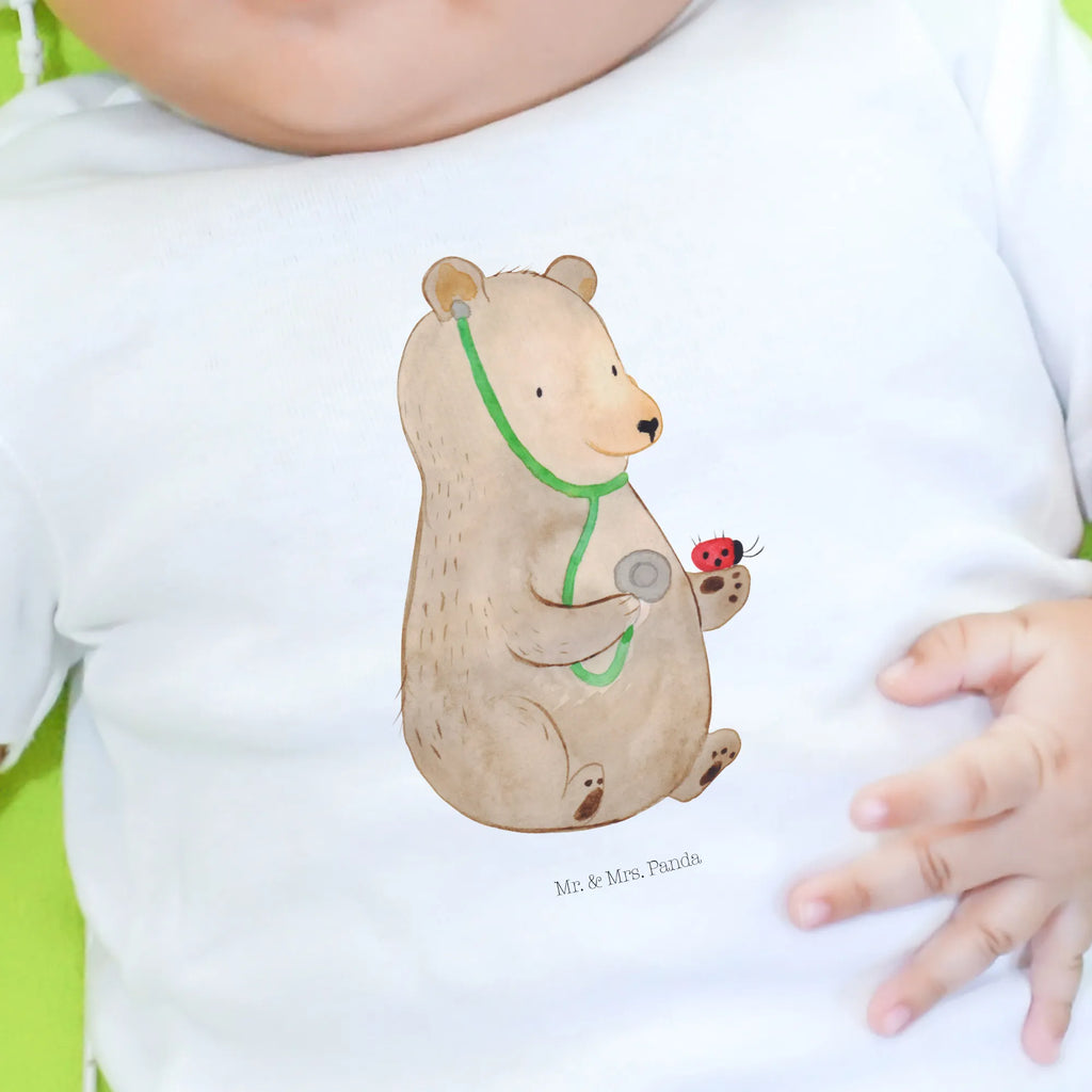 Organiczna koszulka dla niemowląt niedźwiedź lekarz Baby Shirt Modern, Baby Top, Baby T-Shirt, Baby Shirt Mit Aufdruck, Baby Shirt Junge, Baby Shirt Erstausstattung, Baby Shirt Mit Spruch, Baby Jerseyshirt, Baby Kurzarmshirt, Baby Shirt Klassisch, Baby Shirt Alltag, Baby Langarmshirt, Baby Shirt, Baby Shirt Geschenk, Baby Sweatshirt, Baby Pullover, Baby Shirt Gestreift, Baby Baumwollshirt, Baby Shirt Zur Geburt, Lustiges Baby Shirt, Süßes Baby Shirt, Baby Hemd, Baby Shirt Unisex, Baby Shirt Mit Motiv, Baby Shirt Pastell, Baby Shirt Bunt, Baby Oberteil, Baby Shirt Mädchen, Baby Shirt Weiß, Baby Bio Shirt, Baby Shirt Grau, Baby Shirt Neutral, Bär, Teddy, Teddybär, Doktorin, Professor, Ärztin, Arzt, Professorin, Doktor