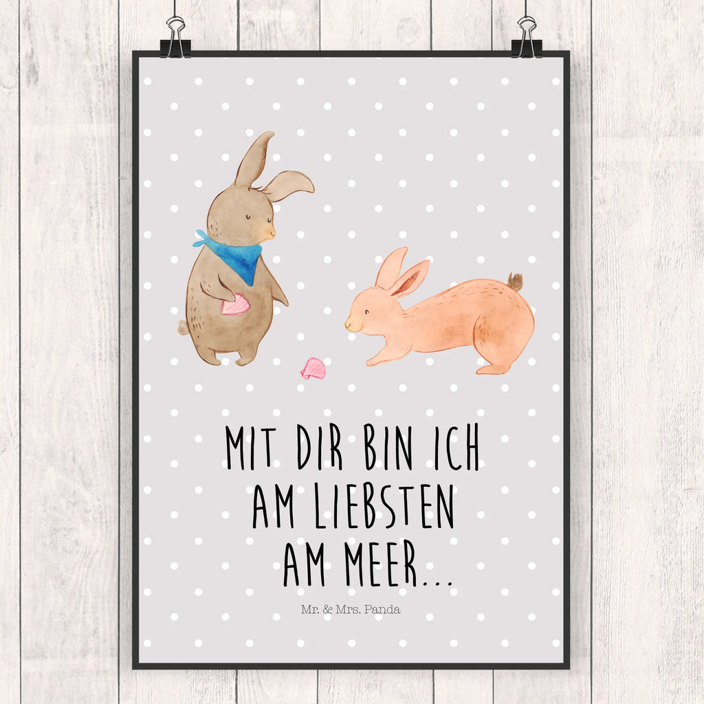 Poster Bunnies with seashell kunstdruck poster, Bild für Wand, Poster, Posterdruck, kunstposter, wanddeko, grafikposter, Bild, drucke, Wandbild, Plakat, Wandposter, Mr. & Mrs. Panda Poster, Wanddeko Bild, wanddruck, kunst für die wand, Wandschmuck, Deko Bild, Kunstdruck, wandkunst, Designposter, Wanddekoration, Papa, Familie, Mama, Schwester, Muttertag, Bruder, Vatertag, Oma, Opa, Best Friends, Freundinnen, Hasen, BFF, Meer, Freundin, Beste Freundin, Muscheln Sammeln, Muscheln