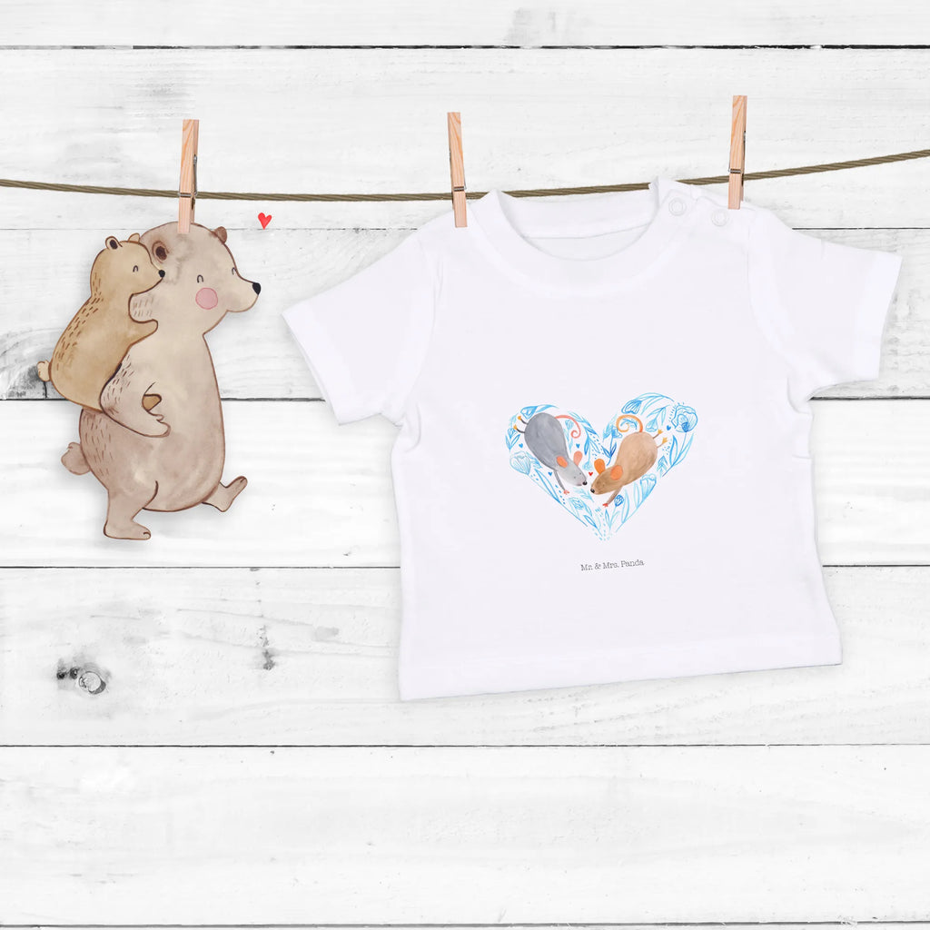 Organiczna koszulka dla niemowląt Myszy serce Baby Sweatshirt, Baby Shirt Mit Motiv, Baby Shirt Pastell, Baby Shirt Junge, Baby Shirt Gestreift, Baby Shirt Erstausstattung, Baby Shirt Bunt, Baby Pullover, Baby Shirt Mit Spruch, Baby Hemd, Lustiges Baby Shirt, Baby Shirt Grau, Baby Shirt Geschenk, Baby Shirt Modern, Baby Top, Baby T-Shirt, Baby Shirt, Baby Shirt Zur Geburt, Baby Shirt Mit Aufdruck, Süßes Baby Shirt, Baby Kurzarmshirt, Baby Oberteil, Baby Shirt Mädchen, Baby Shirt Klassisch, Baby Shirt Alltag, Baby Bio Shirt, Baby Shirt Neutral, Baby Langarmshirt, Baby Jerseyshirt, Baby Shirt Weiß, Baby Baumwollshirt, Baby Shirt Unisex, Heiratsantrag, Ehemann, Heiraten, Freund, Ehefrau, Verlobung, Liebesgeschenk, Freundin, Partner, Liebe, Hocheitstag, Jahrestag, Liebesbotschaft, Geschenk für Zwei, Love, Lieblingsmensch, Gemeinsamkeit, Liebesbeweis, Maus, Hochzeit, Mäuse