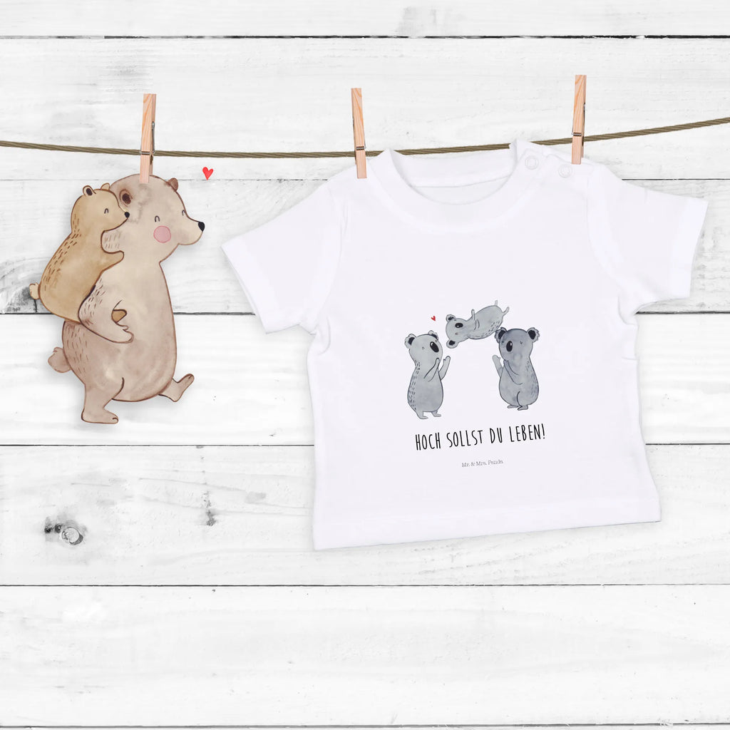 Organiczna koszulka dla niemowląt Koale Świętować Baby Shirt Mit Spruch, Baby T-Shirt, Baby Shirt Geschenk, Baby Shirt Weiß, Baby Shirt Alltag, Baby Shirt Neutral, Baby Hemd, Baby Baumwollshirt, Baby Shirt Gestreift, Baby Shirt Modern, Baby Pullover, Baby Kurzarmshirt, Baby Oberteil, Baby Langarmshirt, Baby Shirt Bunt, Süßes Baby Shirt, Baby Shirt Junge, Baby Bio Shirt, Baby Top, Baby Shirt Pastell, Lustiges Baby Shirt, Baby Shirt Zur Geburt, Baby Shirt Grau, Baby Shirt Erstausstattung, Baby Shirt Mädchen, Baby Shirt Unisex, Baby Jerseyshirt, Baby Sweatshirt, Baby Shirt Klassisch, Baby Shirt Mit Motiv, Baby Shirt Mit Aufdruck, Baby Shirt, Geburtstag, Geburtstagsgeschenk, Geschenk, Familie, Liebe, Herz, Kind, Eltern, Koala