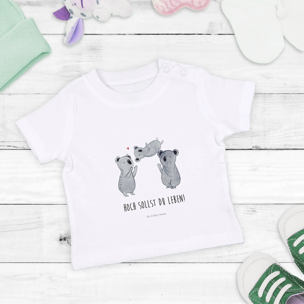 Organiczna koszulka dla niemowląt Koale Świętować Baby Shirt Mit Spruch, Baby T-Shirt, Baby Shirt Geschenk, Baby Shirt Weiß, Baby Shirt Alltag, Baby Shirt Neutral, Baby Hemd, Baby Baumwollshirt, Baby Shirt Gestreift, Baby Shirt Modern, Baby Pullover, Baby Kurzarmshirt, Baby Oberteil, Baby Langarmshirt, Baby Shirt Bunt, Süßes Baby Shirt, Baby Shirt Junge, Baby Bio Shirt, Baby Top, Baby Shirt Pastell, Lustiges Baby Shirt, Baby Shirt Zur Geburt, Baby Shirt Grau, Baby Shirt Erstausstattung, Baby Shirt Mädchen, Baby Shirt Unisex, Baby Jerseyshirt, Baby Sweatshirt, Baby Shirt Klassisch, Baby Shirt Mit Motiv, Baby Shirt Mit Aufdruck, Baby Shirt, Geburtstag, Geburtstagsgeschenk, Geschenk, Familie, Liebe, Herz, Kind, Eltern, Koala