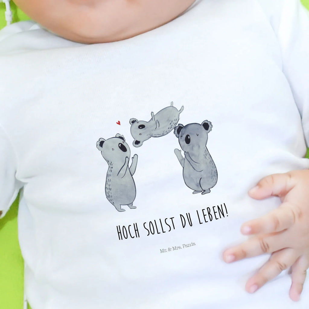 Organiczna koszulka dla niemowląt Koale Świętować Baby Shirt Mit Spruch, Baby T-Shirt, Baby Shirt Geschenk, Baby Shirt Weiß, Baby Shirt Alltag, Baby Shirt Neutral, Baby Hemd, Baby Baumwollshirt, Baby Shirt Gestreift, Baby Shirt Modern, Baby Pullover, Baby Kurzarmshirt, Baby Oberteil, Baby Langarmshirt, Baby Shirt Bunt, Süßes Baby Shirt, Baby Shirt Junge, Baby Bio Shirt, Baby Top, Baby Shirt Pastell, Lustiges Baby Shirt, Baby Shirt Zur Geburt, Baby Shirt Grau, Baby Shirt Erstausstattung, Baby Shirt Mädchen, Baby Shirt Unisex, Baby Jerseyshirt, Baby Sweatshirt, Baby Shirt Klassisch, Baby Shirt Mit Motiv, Baby Shirt Mit Aufdruck, Baby Shirt, Geburtstag, Geburtstagsgeschenk, Geschenk, Familie, Liebe, Herz, Kind, Eltern, Koala