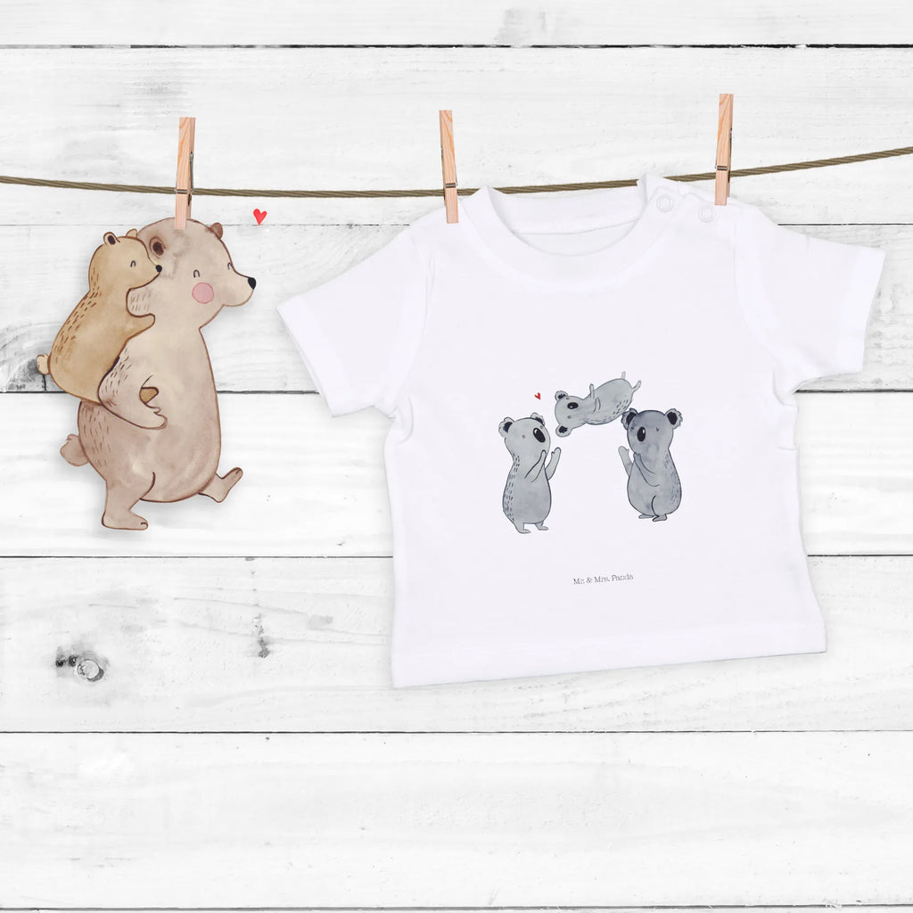 Organiczna koszulka dla niemowląt Koale Świętować Baby Shirt Mit Spruch, Baby T-Shirt, Baby Shirt Geschenk, Baby Shirt Weiß, Baby Shirt Alltag, Baby Shirt Neutral, Baby Hemd, Baby Baumwollshirt, Baby Shirt Gestreift, Baby Shirt Modern, Baby Pullover, Baby Kurzarmshirt, Baby Oberteil, Baby Langarmshirt, Baby Shirt Bunt, Süßes Baby Shirt, Baby Shirt Junge, Baby Bio Shirt, Baby Top, Baby Shirt Pastell, Lustiges Baby Shirt, Baby Shirt Zur Geburt, Baby Shirt Grau, Baby Shirt Erstausstattung, Baby Shirt Mädchen, Baby Shirt Unisex, Baby Jerseyshirt, Baby Sweatshirt, Baby Shirt Klassisch, Baby Shirt Mit Motiv, Baby Shirt Mit Aufdruck, Baby Shirt, Geburtstag, Geburtstagsgeschenk, Geschenk, Familie, Liebe, Herz, Kind, Eltern, Koala