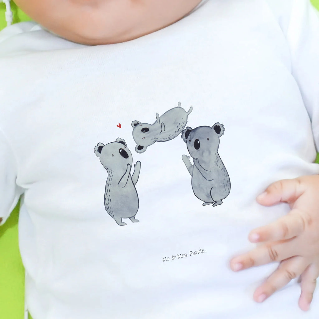 Organiczna koszulka dla niemowląt Koale Świętować Baby Shirt Mit Spruch, Baby T-Shirt, Baby Shirt Geschenk, Baby Shirt Weiß, Baby Shirt Alltag, Baby Shirt Neutral, Baby Hemd, Baby Baumwollshirt, Baby Shirt Gestreift, Baby Shirt Modern, Baby Pullover, Baby Kurzarmshirt, Baby Oberteil, Baby Langarmshirt, Baby Shirt Bunt, Süßes Baby Shirt, Baby Shirt Junge, Baby Bio Shirt, Baby Top, Baby Shirt Pastell, Lustiges Baby Shirt, Baby Shirt Zur Geburt, Baby Shirt Grau, Baby Shirt Erstausstattung, Baby Shirt Mädchen, Baby Shirt Unisex, Baby Jerseyshirt, Baby Sweatshirt, Baby Shirt Klassisch, Baby Shirt Mit Motiv, Baby Shirt Mit Aufdruck, Baby Shirt, Geburtstag, Geburtstagsgeschenk, Geschenk, Familie, Liebe, Herz, Kind, Eltern, Koala