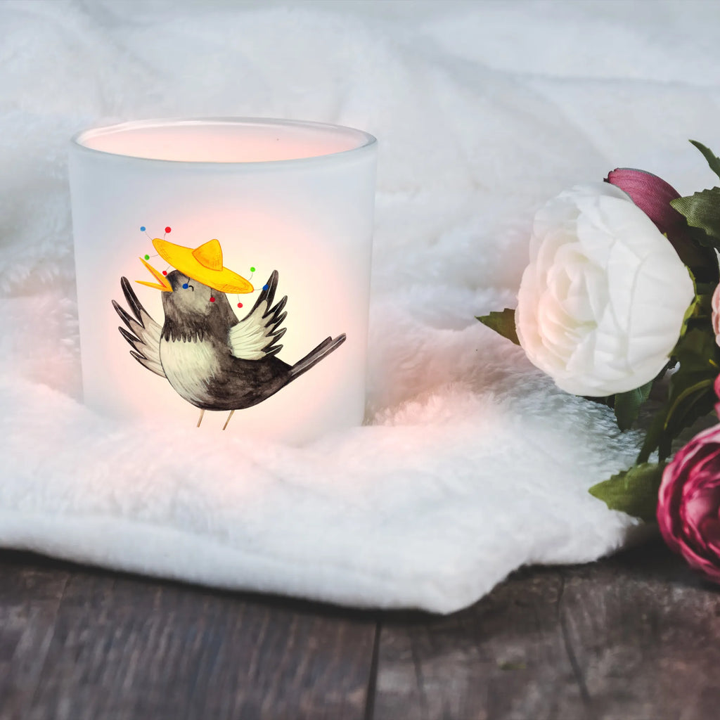 Windlicht Rabe Sombrero Windlicht Draußen, Windlichter, Windlicht Klein, Windlicht Boho, Windlicht, Windlicht Groß, Teelichthalter Outdoor, Windlicht Vintage, Windlicht Handgemacht, Windlicht Laterne, Windlicht Skandinavisch, Windlicht Romantisch, Windlicht Für Draußen, Teelichthalter für draußen, Teelichthalter, Teelicht Glas, Windlicht Garten, Windlicht Balkon, Windlicht Glas, Windlicht Geschenk, Windlicht Outdoor, Windlicht Modern, Windlicht Nachhaltig, Windlicht Wohnzimmer, Windlicht Terrasse, Windlicht Design, Windlicht Kerzenhalter, Windlicht Dekoration, Tiermotive, Gute Laune, lustige Sprüche, Tiere, Rabe, Elster, froh, Vogel, fröhlich sein, glücklich sein, Glück Spruch, Motivation, Spruch positiv, Vögel