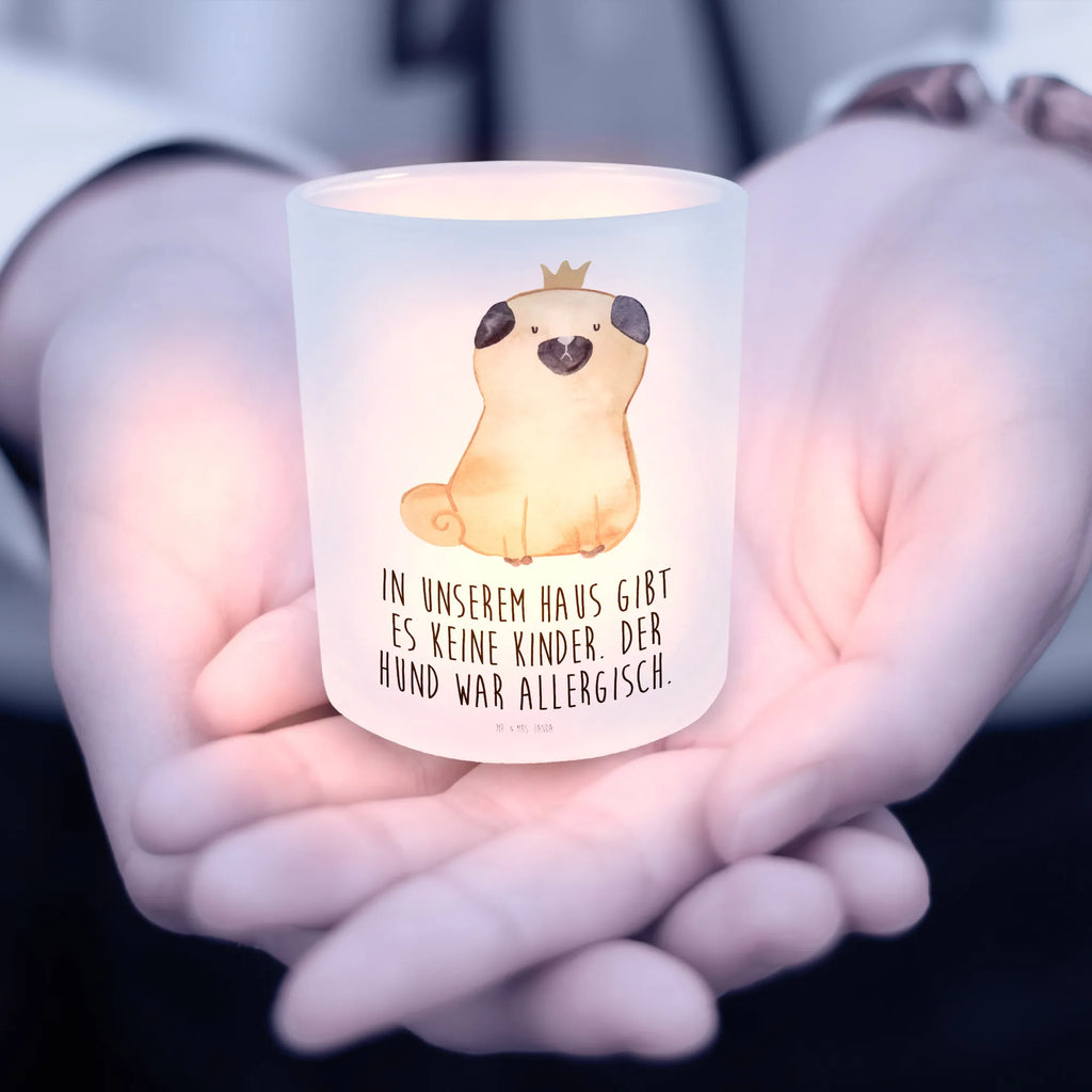 Windlicht Mops Krone tisch kerzenhalter, teelicht windlicht, Kerzenglas, Teelichthalter, glaswindlicht, Windlicht Draußen, Windlicht Klein, tischlicht, Teelicht Glas, Lichtglas, Windlicht Deko, Garten Windlicht, Deko Windlicht, teelichtglas, stimmungslicht, Glaslaterne, milchglas windlicht, Balkon Windlicht, Windlichter, laterne teelicht, ambientelicht, deko kerzenhalter, Outdoor Kerzenhalter, Kerzenhalter Glas, Windlicht, Glas Windlicht, Windlicht Milchglas, kerzenbehälter, Windlicht Kerzenhalter, Outdoor Windlicht, kerzenhalter klein, Windlicht Glas, teelichthalter klein, teelichtleuchter, Windlicht aus Glas, laterne glas, Deko Teelichthalter, glas kerzenhalter, lichthalter, Tisch Windlicht, Terrasse Windlicht, Kerzenhalter, Milchglas Teelichthalter, Kerzen Windlicht, Teelichthalter Glas, Glas Teelichthalter, dekolicht, Windlicht Satiniert, Sprüche, Hund, Hunderasse, Hundebesitzer, Hundemotiv, Haustier, Tierliebhaber, Hausregel, Allergisch, Kinderlos, Mops, Lustig, Hundebesitzer. Spruch