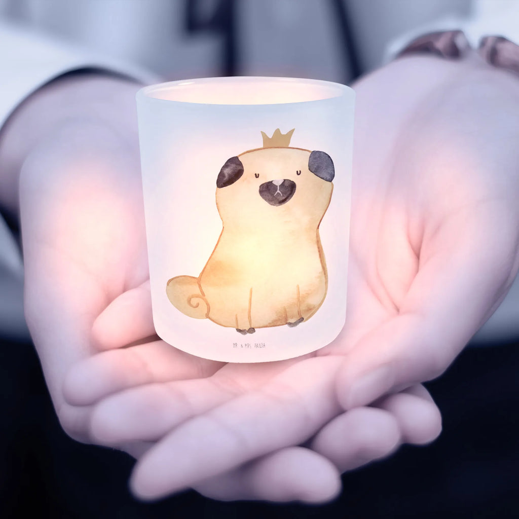 Windlicht Mops Krone tisch kerzenhalter, teelicht windlicht, Kerzenglas, Teelichthalter, glaswindlicht, Windlicht Draußen, Windlicht Klein, tischlicht, Teelicht Glas, Lichtglas, Windlicht Deko, Garten Windlicht, Deko Windlicht, teelichtglas, stimmungslicht, Glaslaterne, milchglas windlicht, Balkon Windlicht, Windlichter, laterne teelicht, ambientelicht, deko kerzenhalter, Outdoor Kerzenhalter, Kerzenhalter Glas, Windlicht, Glas Windlicht, Windlicht Milchglas, kerzenbehälter, Windlicht Kerzenhalter, Outdoor Windlicht, kerzenhalter klein, Windlicht Glas, teelichthalter klein, teelichtleuchter, Windlicht aus Glas, laterne glas, Deko Teelichthalter, glas kerzenhalter, lichthalter, Tisch Windlicht, Terrasse Windlicht, Kerzenhalter, Milchglas Teelichthalter, Kerzen Windlicht, Teelichthalter Glas, Glas Teelichthalter, dekolicht, Windlicht Satiniert, Sprüche, Hund, Hunderasse, Hundebesitzer, Hundemotiv, Haustier, Tierliebhaber, Hausregel, Allergisch, Kinderlos, Mops, Lustig, Hundebesitzer. Spruch