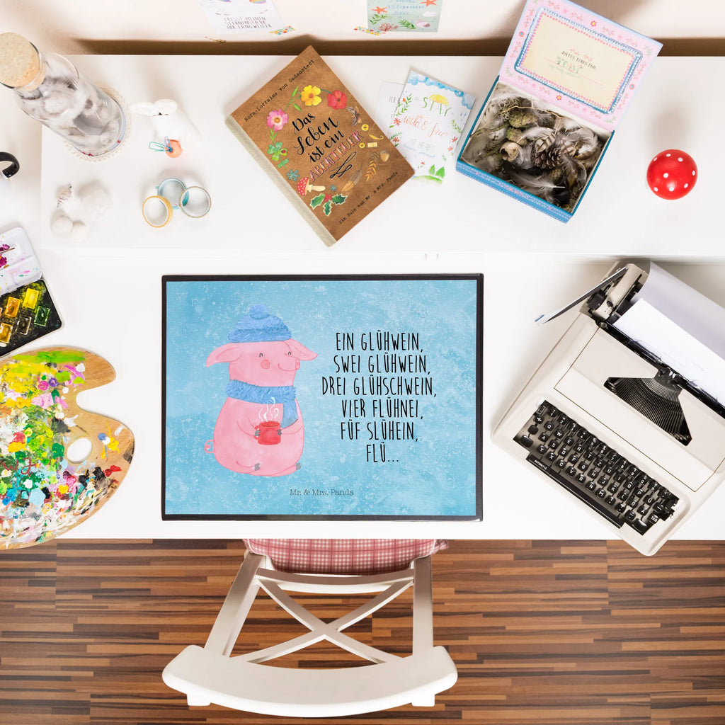 Schreibtischunterlage Lallelndes Glühschwein schreibtischunterlage, arbeitsunterlage, tischmatte, schreibtischmatte, schreibtischunterlagen, Schreibunterlage, pultunterlage, tischpads, Schreibtischauflage, tischmatten, arbeitsmatte, Schreibtisch Matte, schreibtischauflagen, tischauflage, schreibauflagen, Schreibtisch Unterlagen, tischauflagen, Tischunterlage, tischpad, schreibauflage, schreibmatte, Wintermotiv, Winter, Weihnachtsdeko, Nikolaus, Weihnachten, Advent, Heiligabend, Betrunken, Glühwein, Spruch, Weihnachtsmarkt