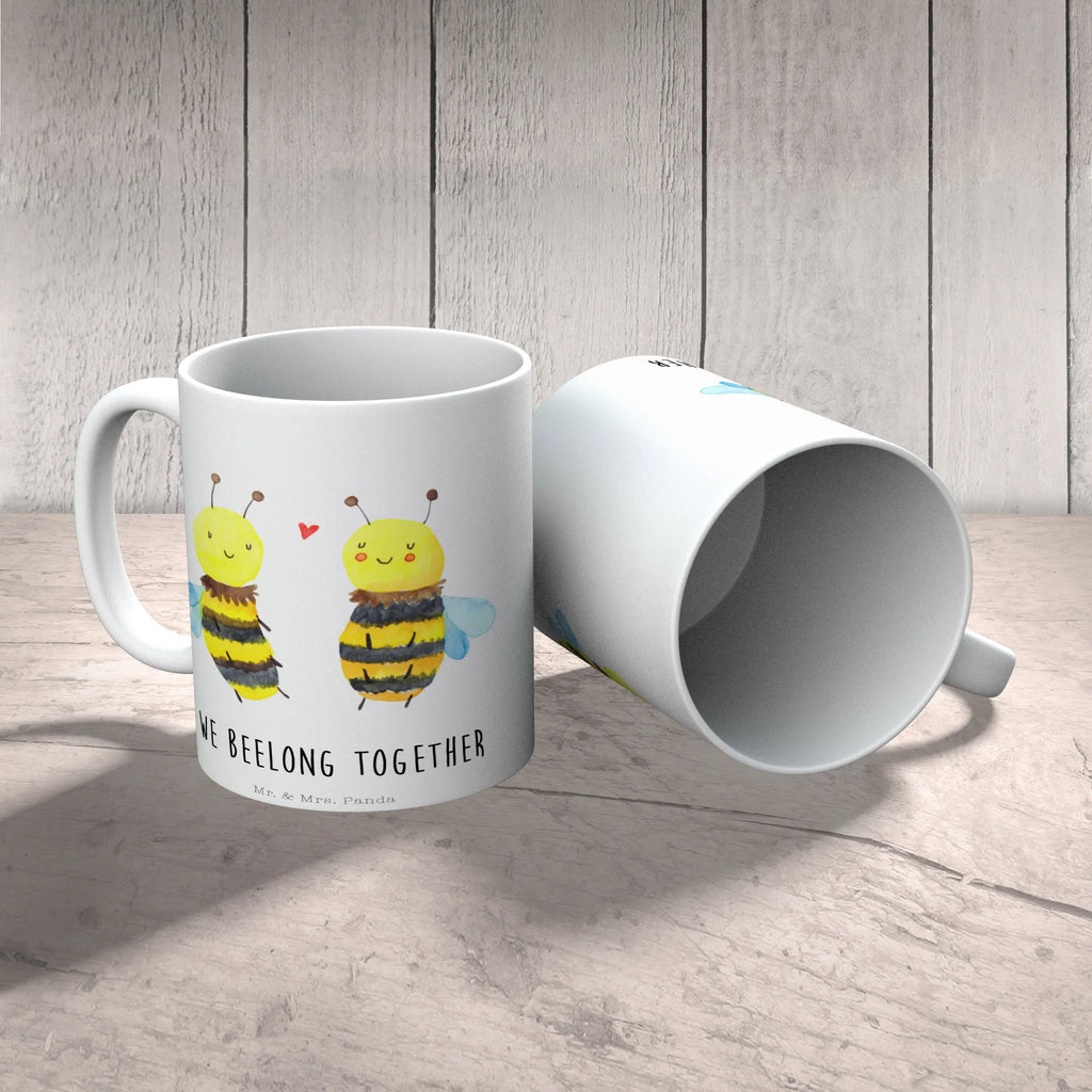 Tasse Biene Verliebt Sprüchetasse, hochwertige tasse, Tasse mit Motiv, Frühstückstasse, haferl, kaffeebecher bedruckt, Bürobecher, Henkeltasse, Becher, kaffeetasse keramik, Keramiktasse, schöne tasse, Kaffeepott, Keramikbecher, Teetasse, Trinkbecher, Teebecher, statement tasse, kaffeetasse bedruckt, milchkaffeetasse, design tasse, Dekotasse, Geschenktasse, Kaffeebecher, Coffee Mug, Motivtasse, tasse für büro, Tasse mit Spruch, Pott, Teepott, Henkelbecher, heißgetränkebecher, Kakaotasse, Bedruckte Tasse, Trinktasse, kaffeebecher keramik, Bürotasse, Tasse, Mug, tasse für kaffee, Designtasse, Kaffeetasse, Frühstücksbecher, Biene, Wespe, Hummel