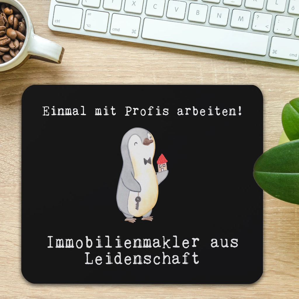 Mauspad Immobilienmakler aus Leidenschaft Mousepad, Arbeitszimmer, PC Zubehör, Designer Mauspad, Büroausstattung, Mausunterlage, Einzigartiges Mauspad, Mauspad Büro, Mauspad, Computer zubehör, Beruf, Ausbildung, Jubiläum, Abschied, Rente, Kollege, Kollegin, Geschenk, Schenken, Arbeitskollege, Mitarbeiter, Firma, Danke, Dankeschön, Immobilienhändler, Immobilienkaufmann, Immobilienbüro, Immobilienmakler