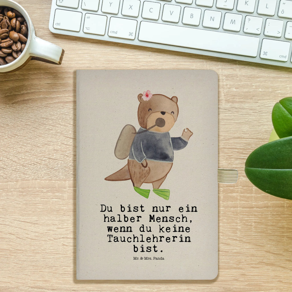 Baumwoll Notizbuch Tauchlehrerin Herz Notizbuch Aus Baumwolle, DIN A4 Notizheft, Tagebuch DIN A4, Öko Notizbuch DIN A4, Notizbuch A4 Blanko, Notizbuch A4 Liniert, Nachhaltiges Notizbuch A4, Notizbuch Mit Stoffeinband, DIN A4 Notizbuch Büro, Notizbuch A4 Kariert, DIN A4 Notizbuch Für Lehrer, DIN A4 Notizbuch Kreativ, Natur Notizbuch A4, DIN A4 Uni Notizbuch, DIN A4 Notizbuch Für Schule, DIN A4 Planer, Baumwoll Notizbuch, DIN A4 Notizbuch, DIN A4 Ideenbuch, DIN A4 Tagebuch, DIN A4 Journal, Umweltfreundliches Notizbuch A4, DIN A4 Notizbuch Handgemacht, DIN A4 Notizbuch Hardcover, Stoff Notizbuch A4, DIN A4 Notizbuch Für Studium, DIN A4 Schüler Notizbuch, DIN A4 Arbeitsbuch, DIN A4 Skizzenbuch, DIN A4 Notizbuch Geschenk, DIN A4 Bullet Journal, Notizbuch DIN A4, DIN A4 Projektbuch, DIN A4 Notizbuch Design, DIN A4 Notizbuch Softcover, A4 Notizbuch Punkte, Schreibbuch DIN A4, Beruf, Ausbildung, Jubiläum, Abschied, Rente, Kollege, Kollegin, Geschenk, Schenken, Arbeitskollege, Mitarbeiter, Firma, Danke, Dankeschön