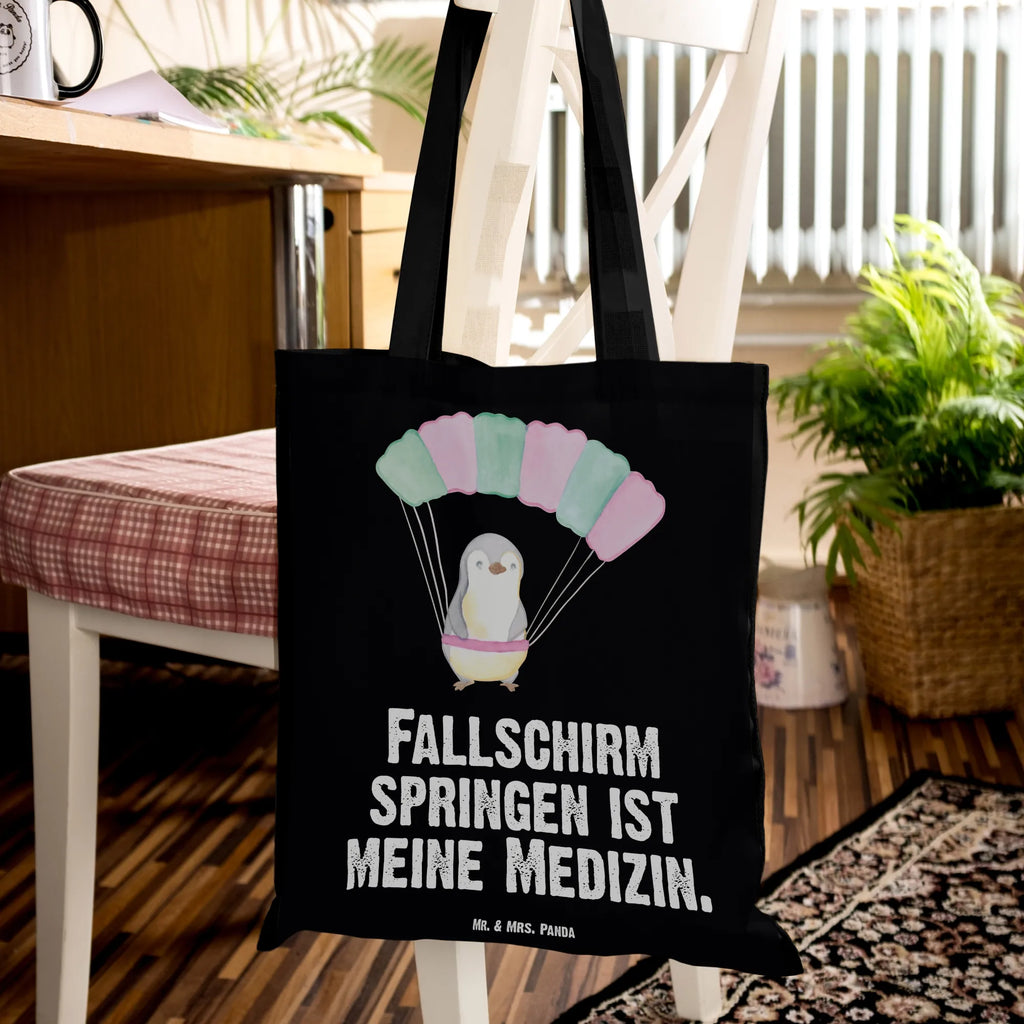 Tote bag penguin parachute jump Schulbeutel, schulterbeutel, freizeitbeutel, Schultasche, universaltasche, Jutebeutel, einkaufstasche baumwolle, einkaufsshopper, Tragetasche, Einkaufstüte, Uni Tasche, tragetasche baumwolle, Einkaufsbeutel, Strandtasche, Tüte, Jutetasche, totebag, Büchertasche, Unitasche, Baumwollbeutel, Stoffbeutel, Freizeittasche, canvas tasche, umhängebeutel, stoff shopper, Umhängetasche, Einkaufstasche, umhängetasche baumwolle, Stofftasche, henkeltasche baumwolle, Schultertasche, tragbeutel, baumwoll shopper, textilbeutel, Shopping Tasche, studententasche, campus tasche, Laptoptasche, Alltagstasche, textiltasche, Beutel, Tote Bag, Henkeltasche, dokumententasche, Shopper, Tasche, Baumwolltasche, schultertasche baumwolle, Geschenk, Schenken, Sport, Sportart, Hobby, Danke, Dankeschön, Auszeichnung, Gewinn, Sportler, Adrenalinkick, Parachute Jumping, Luftakrobatik, Fallschirmspringen, Tandemsprung, Freifall, Adrenalinrausch, Fallschirmsprung, Fallschirmflug, Erlebnisgeschenk, Extreme Sport, Skydive