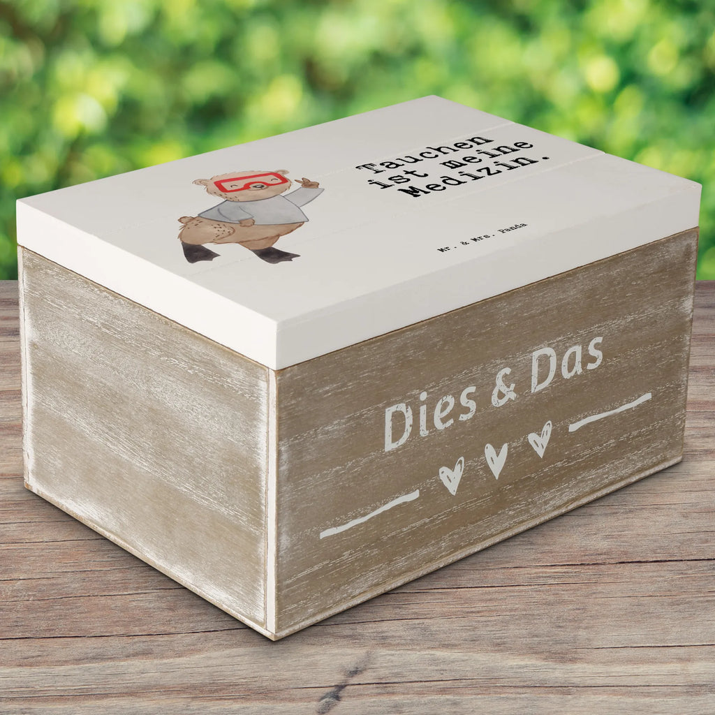 Holzkiste Bär Tauchen Holzbox, Aufbewahrungsbox, Holztruhe, aufbewahrungstruhe, Aufbewahrungskiste, holztruhen, Schatulle, box holz, Holzkiste mit Deckel, Aufbewahrungsbox Holz, Holzkisten, Holz Aufbewahrungsbox, aufbewahrungskiste mit deckel, holzschatulle, Box aus Holz, Holzkiste, Holzboxen, aufbewahrungskisten, Holzbox mit Deckel, truhe holz, Aufbewahrungsbox aus Holz, holzkästchen, aufbewahrungsboxen, holzschachtel, kiste holz, Geschenk, Schenken, Sport, Sportart, Hobby, Danke, Dankeschön, Auszeichnung, Gewinn, Sportler, Tauchgang, Tauchsafari, Diving, Schnorcheln, Tauchsport, Unterwasserabenteuer, Tauchen, Dive, Tauchausflug, Tiefseetauchen, Tauchschule