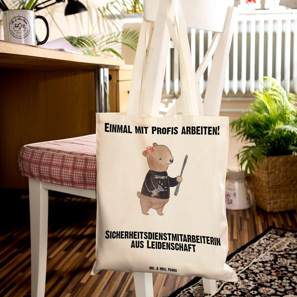 Tragetasche Sicherheitsdienstmitarbeiterin aus Leidenschaft Stoffbeutel, Schultertasche, Laptoptasche, Beutel, Stofftasche, Tragetasche, Jutebeutel, Jutetasche, Einkaufstasche, Shopper, Einkaufstüte, Tasche, Badetasche, Strandtasche, Umhängetasche, Beuteltasche, Beruf, Ausbildung, Jubiläum, Abschied, Rente, Kollege, Kollegin, Geschenk, Schenken, Arbeitskollege, Mitarbeiter, Firma, Danke, Dankeschön