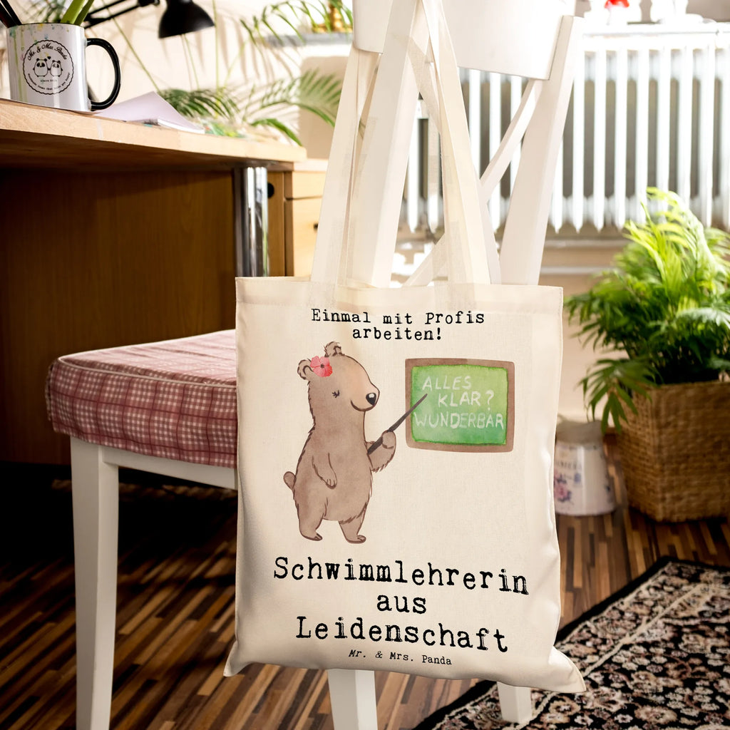 Tragetasche Schwimmlehrerin aus Leidenschaft dokumententasche, Shopper, textilbeutel, schulterbeutel, stoff shopper, Jutebeutel, studententasche, beutel baumwolle, schultertasche baumwolle, Tüte, umhängebeutel, Baumwoll-Shopper, Schultertasche, tragetasche baumwolle, Schulbeutel, Tasche, Baumwoll-Tragetasche, canvas tasche, Büchertasche, Strandtasche, umhängetasche baumwolle, Unitasche, baumwoll shopper, totebag, Stofftasche, Baumwolltasche, Laptoptasche, Uni Tasche, Shopping Tasche, Einkaufstüte, henkeltasche baumwolle, tasche baumwolle, Tote Bag, tragbeutel, Schultasche, Alltagstasche, Einkaufstasche, Tragetasche, einkaufsshopper, Einkaufsbeutel, festivaltasche, campus tasche, Beutel, Stoff-Tragetasche, festival tasche, Freizeittasche, Henkeltasche, Baumwollbeutel, einkaufstasche baumwolle, Umhängetasche, universaltasche, Jutetasche, stofftasche baumwolle, textiltasche, freizeitbeutel, Stoffbeutel, Geschenk, Schenken, Jubiläum, Danke, Dankeschön, Beruf, Ausbildung, Abschied, Rente, Kollege, Kollegin, Arbeitskollege, Mitarbeiter, Firma, Schwimmschule, Schwimmverein, Schwimmbad, Schwimmlehrerin