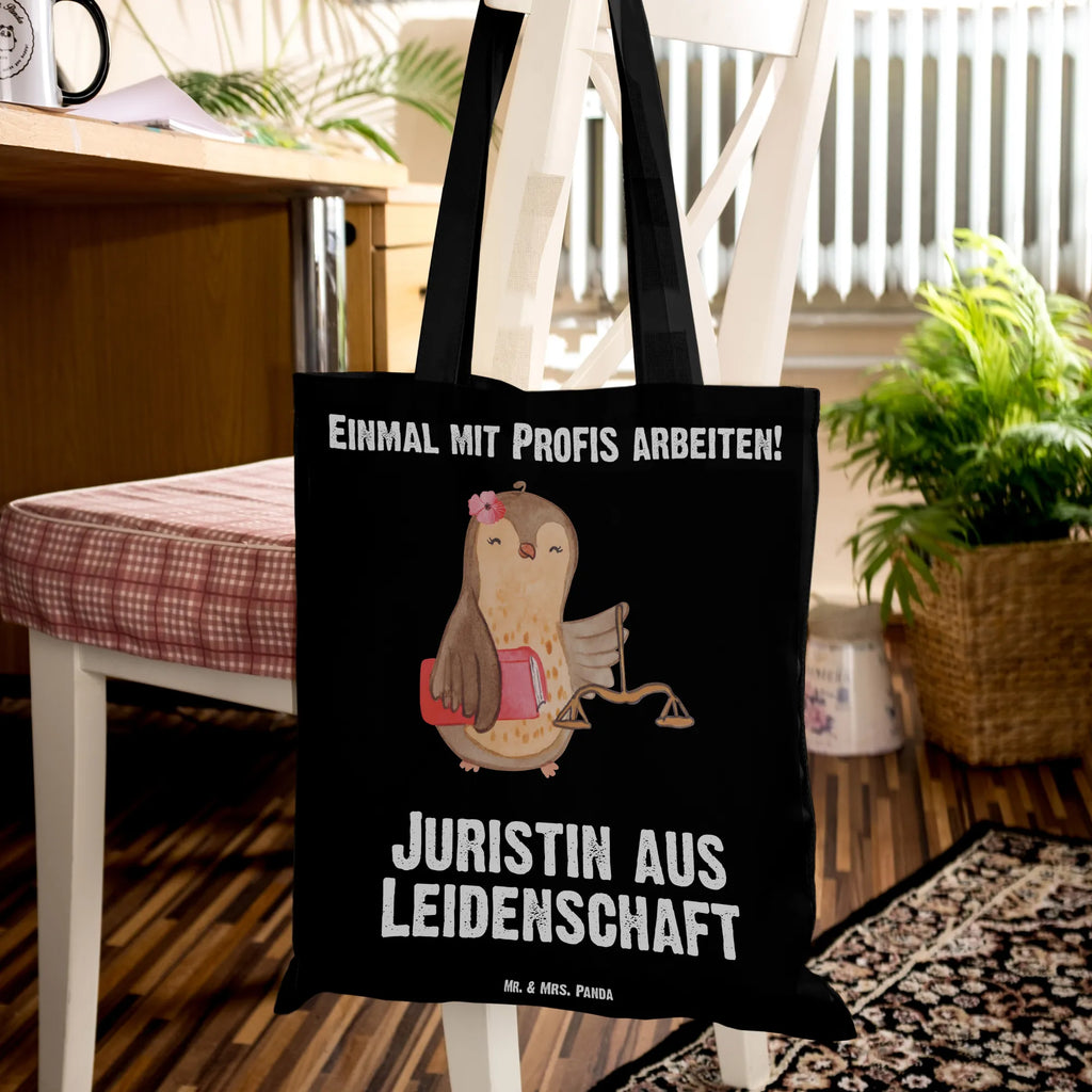 Tragetasche Juristin aus Leidenschaft Einkaufstasche, Beuteltasche, Stofftasche, Badetasche, Jutebeutel, Laptoptasche, Umhängetasche, Shopper, Stoffbeutel, Tasche, Schultertasche, Strandtasche, Jutetasche, Einkaufstüte, Beutel, Tragetasche, Beruf, Ausbildung, Jubiläum, Abschied, Rente, Kollege, Kollegin, Geschenk, Schenken, Arbeitskollege, Mitarbeiter, Firma, Danke, Dankeschön, Master of laws, Anwältin, Jura Studium, Anwaltskanzlei, Jurastudent, Juristin, Staatsexamen