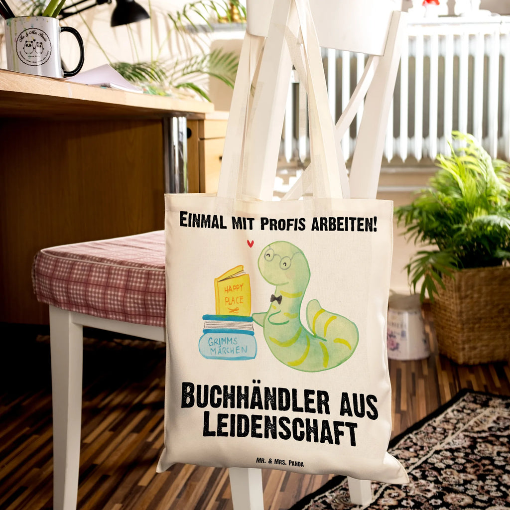 Tragetasche Buchhändler aus Leidenschaft stoff shopper, umhängetasche baumwolle, Laptoptasche, textilbeutel, Henkeltasche, Baumwoll-Tragetasche, Tüte, einkaufsshopper, campus tasche, tragetasche baumwolle, schulterbeutel, Büchertasche, beutel baumwolle, Stoffbeutel, textiltasche, studententasche, baumwoll shopper, Baumwoll-Shopper, Schultasche, Unitasche, festival tasche, Shopper, Umhängetasche, Jutetasche, stofftasche baumwolle, Einkaufstüte, canvas tasche, umhängebeutel, Shopping Tasche, Tragetasche, Baumwolltasche, Beutel, tasche baumwolle, Tote Bag, Tasche, henkeltasche baumwolle, tragbeutel, freizeitbeutel, einkaufstasche baumwolle, Stofftasche, Jutebeutel, Freizeittasche, Einkaufsbeutel, Strandtasche, Einkaufstasche, dokumententasche, Alltagstasche, totebag, schultertasche baumwolle, Baumwollbeutel, Stoff-Tragetasche, Schulbeutel, Uni Tasche, Schultertasche, universaltasche, festivaltasche, Geschenk, Schenken, Jubiläum, Danke, Dankeschön, Beruf, Ausbildung, Abschied, Rente, Kollege, Kollegin, Arbeitskollege, Mitarbeiter, Firma, Bibliothekar, Buchverkäufer, Bücherwurm, Buchhandlung, Buchhändler
