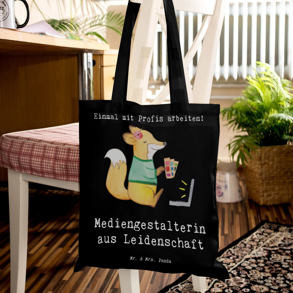 Tragetasche Mediengestalterin aus Leidenschaft Stoff-Tragetasche, Freizeittasche, stoff shopper, dokumententasche, totebag, Einkaufstüte, henkeltasche baumwolle, Henkeltasche, tragbeutel, Umhängetasche, Einkaufsbeutel, stofftasche baumwolle, schulterbeutel, studententasche, umhängetasche baumwolle, textilbeutel, campus tasche, Jutebeutel, Baumwolltasche, Laptoptasche, baumwoll shopper, Baumwollbeutel, Einkaufstasche, freizeitbeutel, canvas tasche, Baumwoll-Tragetasche, universaltasche, Strandtasche, umhängebeutel, festival tasche, Tote Bag, Schulbeutel, Alltagstasche, Shopper, Schultertasche, Baumwoll-Shopper, schultertasche baumwolle, einkaufsshopper, tasche baumwolle, Uni Tasche, Shopping Tasche, Tüte, tragetasche baumwolle, Unitasche, beutel baumwolle, einkaufstasche baumwolle, Büchertasche, Stofftasche, Tasche, Schultasche, Beutel, Jutetasche, textiltasche, Tragetasche, festivaltasche, Stoffbeutel, Geschenk, Schenken, Jubiläum, Danke, Dankeschön, Beruf, Ausbildung, Abschied, Rente, Kollege, Kollegin, Arbeitskollege, Mitarbeiter, Firma, Mediengestalter, Designer, Grafikerin, Grafikdesignerin