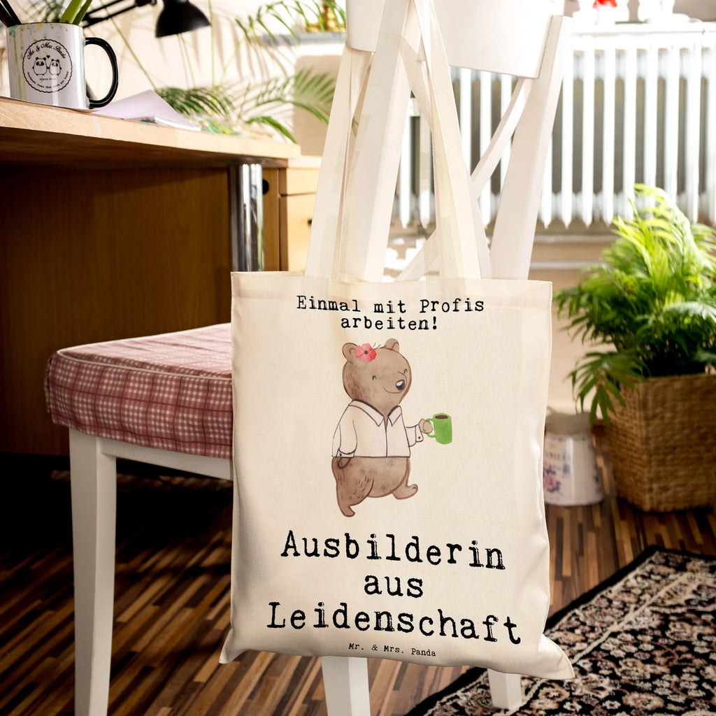 Tragetasche Ausbilderin aus Leidenschaft unitasche, Jutetasche, Jutebeutel, Tüte, büchertasche, Schultertasche, bedruckte tasche, Laptoptasche, Einkaufstasche, Shopper, Beuteltasche, Strandtasche, Einkaufstüte, Tasche, tote bag, Leinentasche, Schultasche, uni tasche, Statementbeutel, baumwollbeutel, Henkeltasche, shopping tasche, Stofftasche, Beutel, Einkaufsbeutel, Badetasche, Baumwolltasche, Tragetasche, Alltagstasche, Stoffbeutel, Umhängetasche, Geschenk, Schenken, Jubiläum, Danke, Dankeschön, Beruf, Ausbildung, Abschied, Rente, Kollege, Kollegin, Arbeitskollege, Mitarbeiter, Firma, Ausbilderin, Tutorin, Ausbilderprüfung