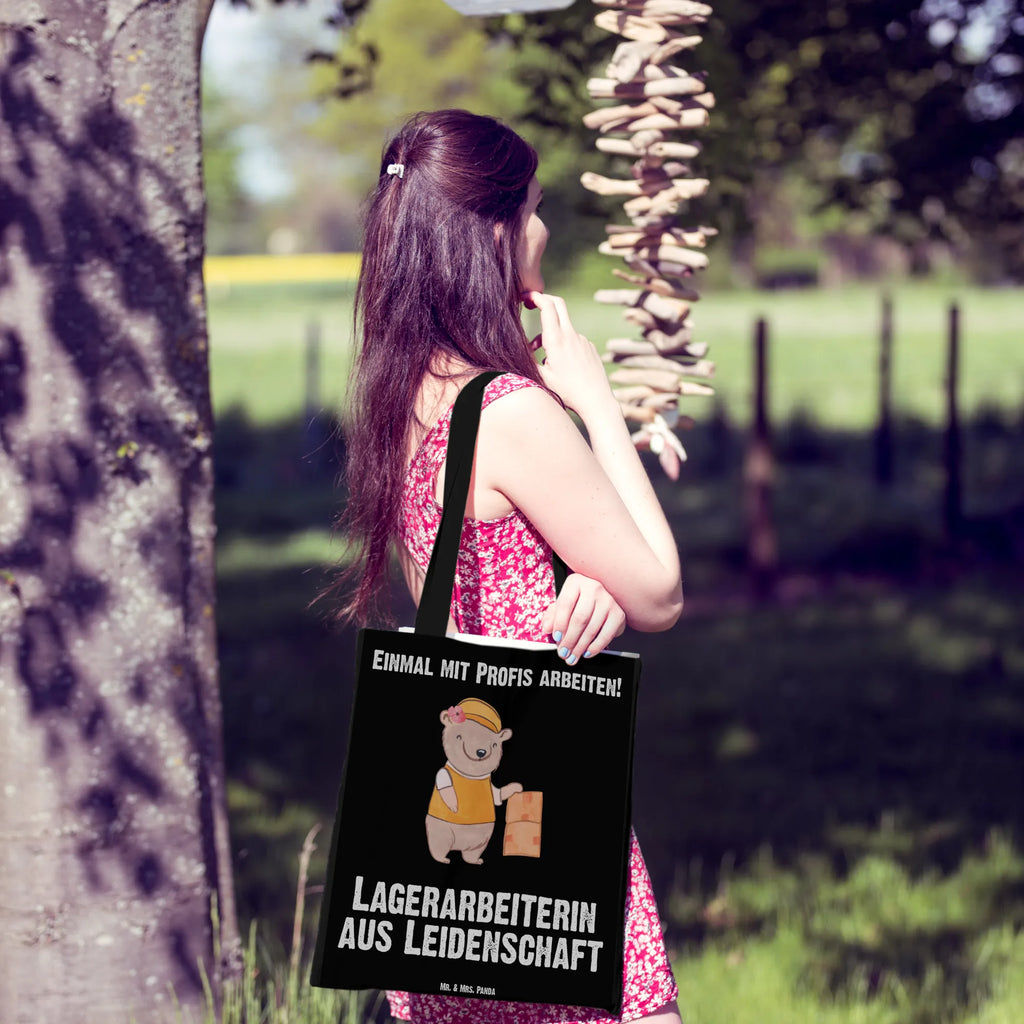 Tragetasche Lagerarbeiterin aus Leidenschaft Unitasche, Tote Bag, tragbeutel, Shopping Tasche, Beutel, Büchertasche, Einkaufsbeutel, Schulbeutel, Stoff-Tragetasche, baumwoll shopper, freizeitbeutel, schulterbeutel, umhängetasche baumwolle, Tasche, Umhängetasche, schultertasche baumwolle, Baumwoll-Tragetasche, dokumententasche, canvas tasche, tasche baumwolle, studententasche, Stoffbeutel, textilbeutel, Henkeltasche, Baumwolltasche, Jutebeutel, einkaufsshopper, henkeltasche baumwolle, umhängebeutel, Tragetasche, Uni Tasche, Schultertasche, festival tasche, Schultasche, textiltasche, Stofftasche, stofftasche baumwolle, stoff shopper, einkaufstasche baumwolle, Shopper, Einkaufstüte, Laptoptasche, Alltagstasche, Einkaufstasche, Tüte, Strandtasche, Baumwollbeutel, Baumwoll-Shopper, tragetasche baumwolle, Jutetasche, festivaltasche, universaltasche, campus tasche, beutel baumwolle, Freizeittasche, totebag, Geschenk, Schenken, Jubiläum, Danke, Dankeschön, Beruf, Ausbildung, Abschied, Rente, Kollege, Kollegin, Arbeitskollege, Mitarbeiter, Firma, Lagerarbeiterin, Lagerverwalterin, Lageristin, Fachlageristin