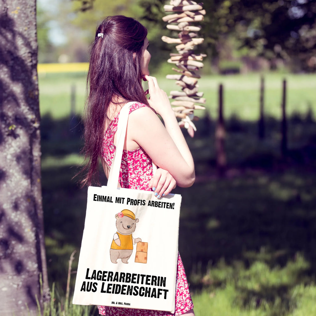 Tragetasche Lagerarbeiterin aus Leidenschaft Unitasche, Tote Bag, tragbeutel, Shopping Tasche, Beutel, Büchertasche, Einkaufsbeutel, Schulbeutel, Stoff-Tragetasche, baumwoll shopper, freizeitbeutel, schulterbeutel, umhängetasche baumwolle, Tasche, Umhängetasche, schultertasche baumwolle, Baumwoll-Tragetasche, dokumententasche, canvas tasche, tasche baumwolle, studententasche, Stoffbeutel, textilbeutel, Henkeltasche, Baumwolltasche, Jutebeutel, einkaufsshopper, henkeltasche baumwolle, umhängebeutel, Tragetasche, Uni Tasche, Schultertasche, festival tasche, Schultasche, textiltasche, Stofftasche, stofftasche baumwolle, stoff shopper, einkaufstasche baumwolle, Shopper, Einkaufstüte, Laptoptasche, Alltagstasche, Einkaufstasche, Tüte, Strandtasche, Baumwollbeutel, Baumwoll-Shopper, tragetasche baumwolle, Jutetasche, festivaltasche, universaltasche, campus tasche, beutel baumwolle, Freizeittasche, totebag, Geschenk, Schenken, Jubiläum, Danke, Dankeschön, Beruf, Ausbildung, Abschied, Rente, Kollege, Kollegin, Arbeitskollege, Mitarbeiter, Firma, Lagerarbeiterin, Lagerverwalterin, Lageristin, Fachlageristin