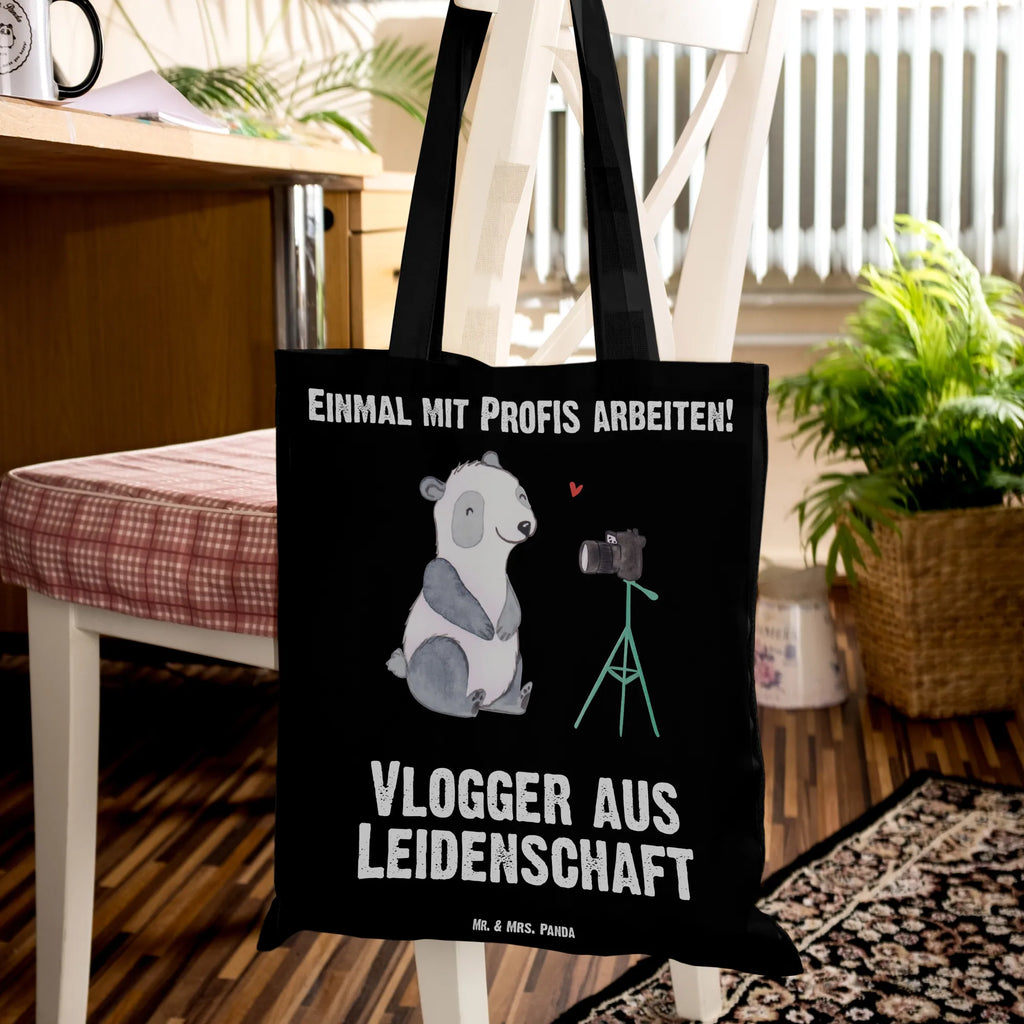 Tragetasche Vlogger aus Leidenschaft Baumwollbeutel, Alltagstasche, Strandtasche, Tote Bag, Shopping Tasche, Tasche, Einkaufstasche, tasche baumwolle, totebag, einkaufsshopper, Unitasche, stoff shopper, Baumwoll-Shopper, tragetasche baumwolle, Tüte, Tragetasche, universaltasche, textilbeutel, Stoffbeutel, dokumententasche, schultertasche baumwolle, Schulbeutel, Schultertasche, umhängebeutel, Stofftasche, campus tasche, Beutel, schulterbeutel, Uni Tasche, Baumwolltasche, Jutetasche, Einkaufsbeutel, Stoff-Tragetasche, Jutebeutel, Shopper, festivaltasche, canvas tasche, Einkaufstüte, beutel baumwolle, studententasche, Büchertasche, Schultasche, festival tasche, Henkeltasche, einkaufstasche baumwolle, tragbeutel, Laptoptasche, Umhängetasche, umhängetasche baumwolle, stofftasche baumwolle, freizeitbeutel, baumwoll shopper, textiltasche, Freizeittasche, henkeltasche baumwolle, Baumwoll-Tragetasche, Geschenk, Schenken, Jubiläum, Danke, Dankeschön, Beruf, Ausbildung, Abschied, Rente, Kollege, Kollegin, Arbeitskollege, Mitarbeiter, Firma