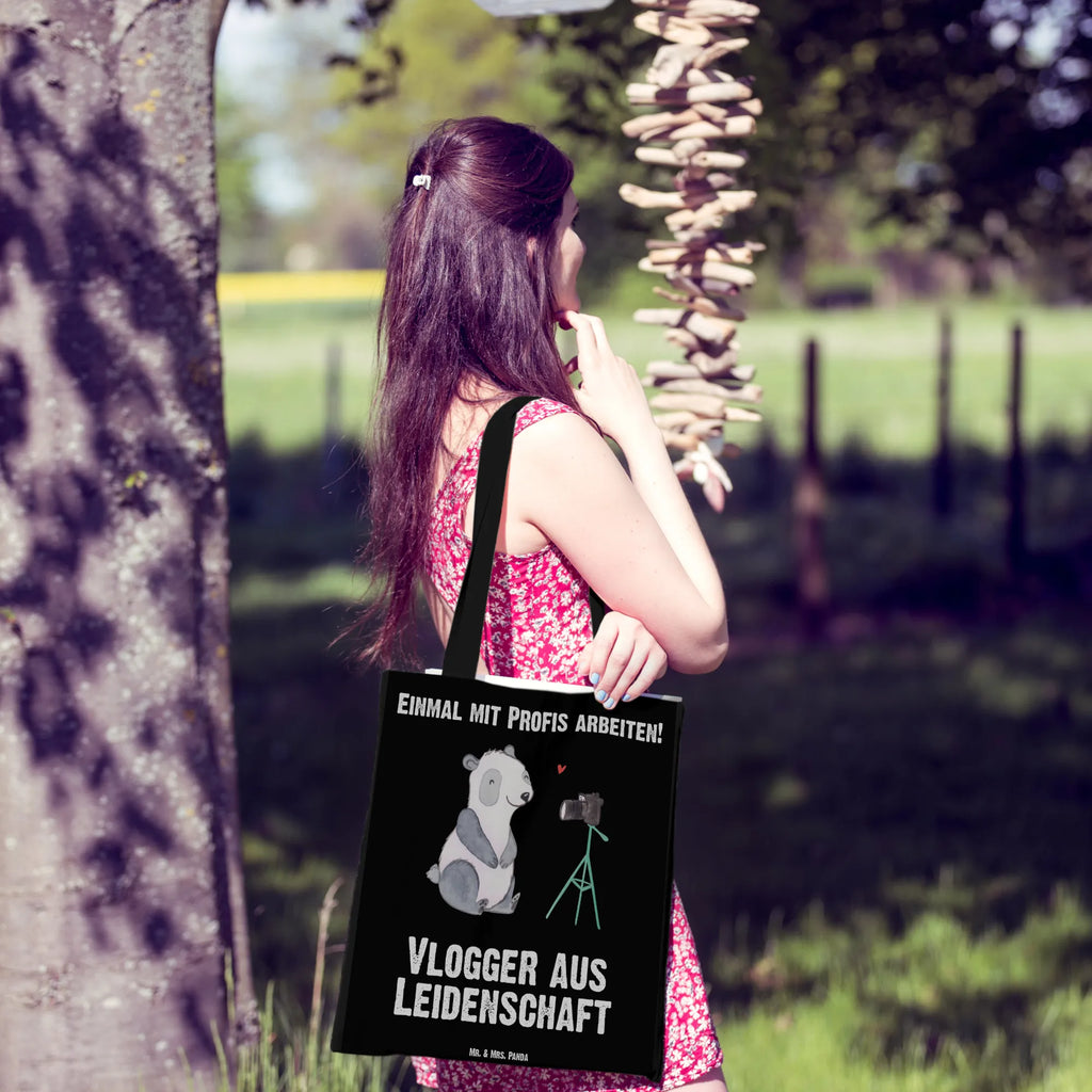 Tragetasche Vlogger aus Leidenschaft Baumwollbeutel, Alltagstasche, Strandtasche, Tote Bag, Shopping Tasche, Tasche, Einkaufstasche, tasche baumwolle, totebag, einkaufsshopper, Unitasche, stoff shopper, Baumwoll-Shopper, tragetasche baumwolle, Tüte, Tragetasche, universaltasche, textilbeutel, Stoffbeutel, dokumententasche, schultertasche baumwolle, Schulbeutel, Schultertasche, umhängebeutel, Stofftasche, campus tasche, Beutel, schulterbeutel, Uni Tasche, Baumwolltasche, Jutetasche, Einkaufsbeutel, Stoff-Tragetasche, Jutebeutel, Shopper, festivaltasche, canvas tasche, Einkaufstüte, beutel baumwolle, studententasche, Büchertasche, Schultasche, festival tasche, Henkeltasche, einkaufstasche baumwolle, tragbeutel, Laptoptasche, Umhängetasche, umhängetasche baumwolle, stofftasche baumwolle, freizeitbeutel, baumwoll shopper, textiltasche, Freizeittasche, henkeltasche baumwolle, Baumwoll-Tragetasche, Geschenk, Schenken, Jubiläum, Danke, Dankeschön, Beruf, Ausbildung, Abschied, Rente, Kollege, Kollegin, Arbeitskollege, Mitarbeiter, Firma