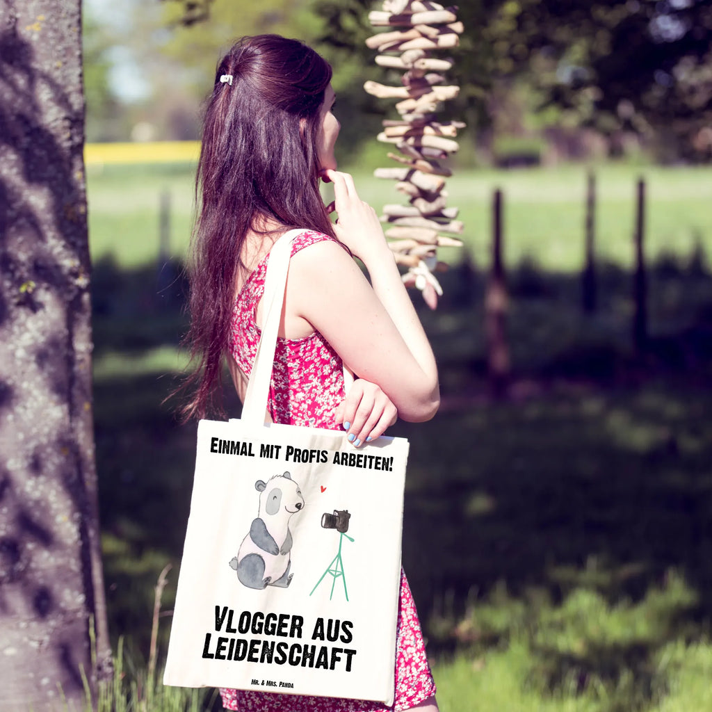 Tragetasche Vlogger aus Leidenschaft Baumwollbeutel, Alltagstasche, Strandtasche, Tote Bag, Shopping Tasche, Tasche, Einkaufstasche, tasche baumwolle, totebag, einkaufsshopper, Unitasche, stoff shopper, Baumwoll-Shopper, tragetasche baumwolle, Tüte, Tragetasche, universaltasche, textilbeutel, Stoffbeutel, dokumententasche, schultertasche baumwolle, Schulbeutel, Schultertasche, umhängebeutel, Stofftasche, campus tasche, Beutel, schulterbeutel, Uni Tasche, Baumwolltasche, Jutetasche, Einkaufsbeutel, Stoff-Tragetasche, Jutebeutel, Shopper, festivaltasche, canvas tasche, Einkaufstüte, beutel baumwolle, studententasche, Büchertasche, Schultasche, festival tasche, Henkeltasche, einkaufstasche baumwolle, tragbeutel, Laptoptasche, Umhängetasche, umhängetasche baumwolle, stofftasche baumwolle, freizeitbeutel, baumwoll shopper, textiltasche, Freizeittasche, henkeltasche baumwolle, Baumwoll-Tragetasche, Geschenk, Schenken, Jubiläum, Danke, Dankeschön, Beruf, Ausbildung, Abschied, Rente, Kollege, Kollegin, Arbeitskollege, Mitarbeiter, Firma