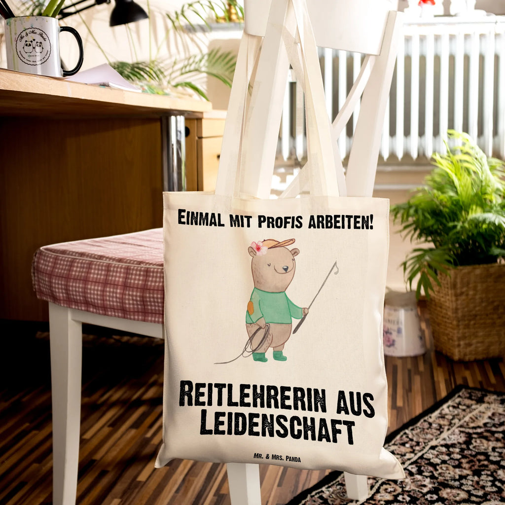 Tragetasche Reitlehrerin aus Leidenschaft Alltagstasche, schultertasche baumwolle, textiltasche, tasche baumwolle, Stofftasche, einkaufsshopper, Beutel, Baumwoll-Tragetasche, Tasche, Shopper, Einkaufstüte, Shopping Tasche, beutel baumwolle, umhängetasche baumwolle, Baumwoll-Shopper, Umhängetasche, canvas tasche, Tüte, Schultasche, Stoff-Tragetasche, Unitasche, stofftasche baumwolle, Büchertasche, Schultertasche, Laptoptasche, universaltasche, Jutebeutel, festivaltasche, Einkaufsbeutel, Baumwollbeutel, stoff shopper, einkaufstasche baumwolle, Uni Tasche, Freizeittasche, Schulbeutel, festival tasche, Tragetasche, Strandtasche, campus tasche, Baumwolltasche, henkeltasche baumwolle, Tote Bag, Stoffbeutel, totebag, umhängebeutel, Einkaufstasche, Jutetasche, Henkeltasche, studententasche, textilbeutel, baumwoll shopper, tragbeutel, schulterbeutel, dokumententasche, tragetasche baumwolle, freizeitbeutel, Geschenk, Schenken, Jubiläum, Danke, Dankeschön, Beruf, Ausbildung, Abschied, Rente, Kollege, Kollegin, Arbeitskollege, Mitarbeiter, Firma