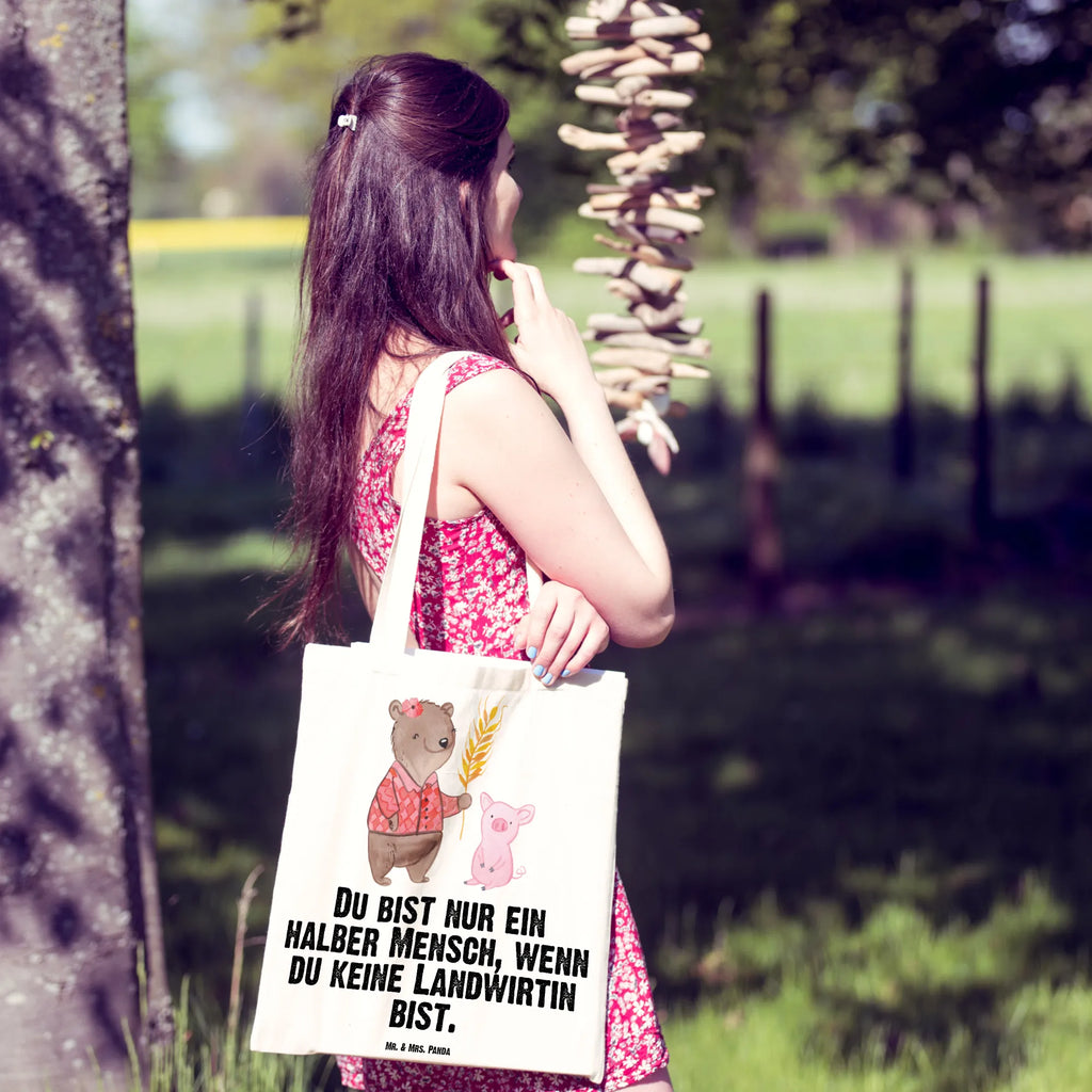 Tragetasche Landwirtin mit Herz Baumwolltasche, textiltasche, Shopper, Beutel, henkeltasche baumwolle, Henkeltasche, Alltagstasche, beutel baumwolle, Tote Bag, Einkaufstüte, stofftasche baumwolle, Jutetasche, schultertasche baumwolle, einkaufsshopper, Tragetasche, Schultasche, dokumententasche, Umhängetasche, totebag, Büchertasche, Uni Tasche, Einkaufstasche, einkaufstasche baumwolle, Einkaufsbeutel, schulterbeutel, Schultertasche, tasche baumwolle, Stoff-Tragetasche, studententasche, Unitasche, tragetasche baumwolle, Baumwollbeutel, canvas tasche, Strandtasche, festivaltasche, Tasche, Laptoptasche, Freizeittasche, Baumwoll-Tragetasche, Baumwoll-Shopper, tragbeutel, freizeitbeutel, Tüte, umhängebeutel, Stoffbeutel, Jutebeutel, textilbeutel, Stofftasche, universaltasche, Shopping Tasche, umhängetasche baumwolle, campus tasche, baumwoll shopper, stoff shopper, festival tasche, Schulbeutel, Geschenk, Kollegin, Arbeitskollege, Rente, Beruf, Mitarbeiter, Ausbildung, Firma, Jubiläum, Dankeschön, Kollege, Danke, Schenken, Abschied, Tierwirtin, Bäuerin, Farmerin, Landwirtin, Bauernhof, Agronomin