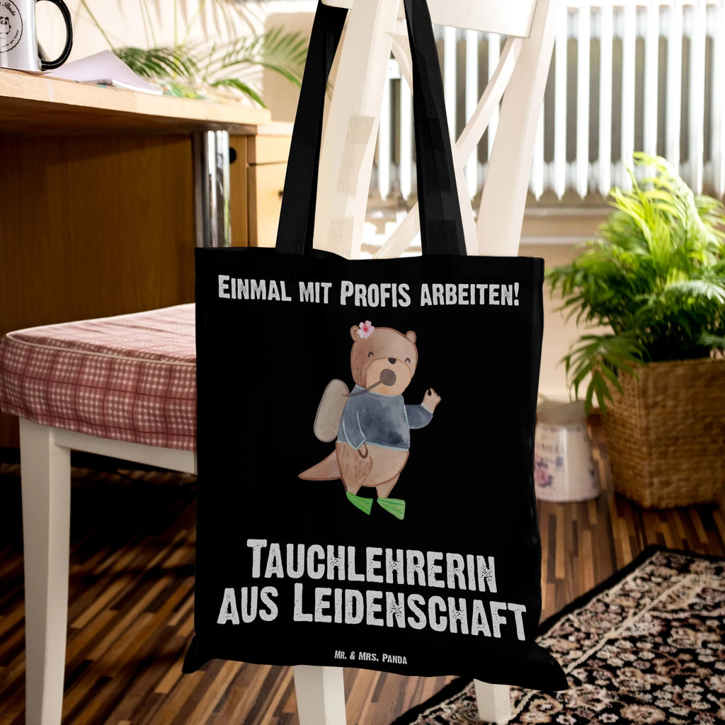 Tragetasche Tauchlehrerin aus Leidenschaft Beuteltasche, Jutebeutel, Stofftasche, Shopper, Beutel, Einkaufstasche, Badetasche, Schultertasche, Umhängetasche, Tragetasche, Strandtasche, Laptoptasche, Einkaufstüte, Stoffbeutel, Tasche, Jutetasche, Beruf, Ausbildung, Jubiläum, Abschied, Rente, Kollege, Kollegin, Geschenk, Schenken, Arbeitskollege, Mitarbeiter, Firma, Danke, Dankeschön