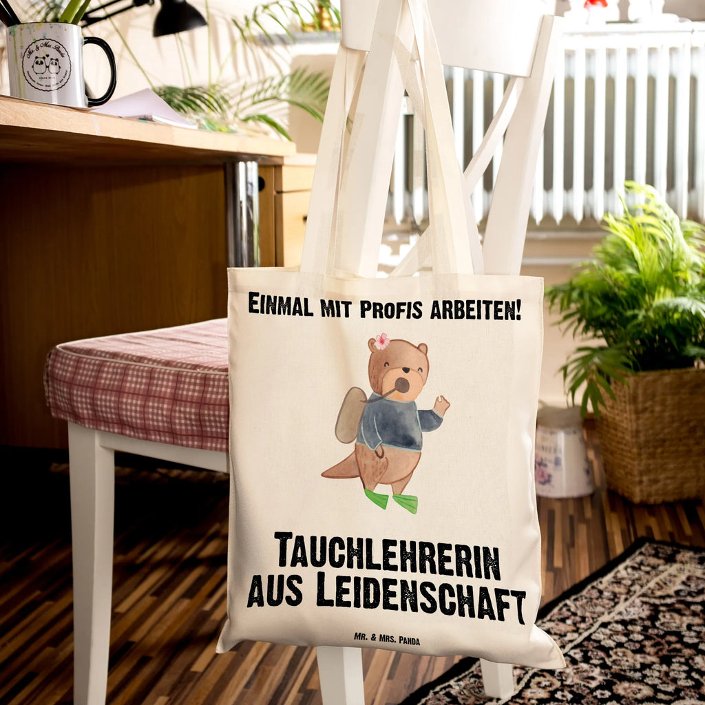 Tragetasche Tauchlehrerin aus Leidenschaft Beuteltasche, Jutebeutel, Stofftasche, Shopper, Beutel, Einkaufstasche, Badetasche, Schultertasche, Umhängetasche, Tragetasche, Strandtasche, Laptoptasche, Einkaufstüte, Stoffbeutel, Tasche, Jutetasche, Beruf, Ausbildung, Jubiläum, Abschied, Rente, Kollege, Kollegin, Geschenk, Schenken, Arbeitskollege, Mitarbeiter, Firma, Danke, Dankeschön
